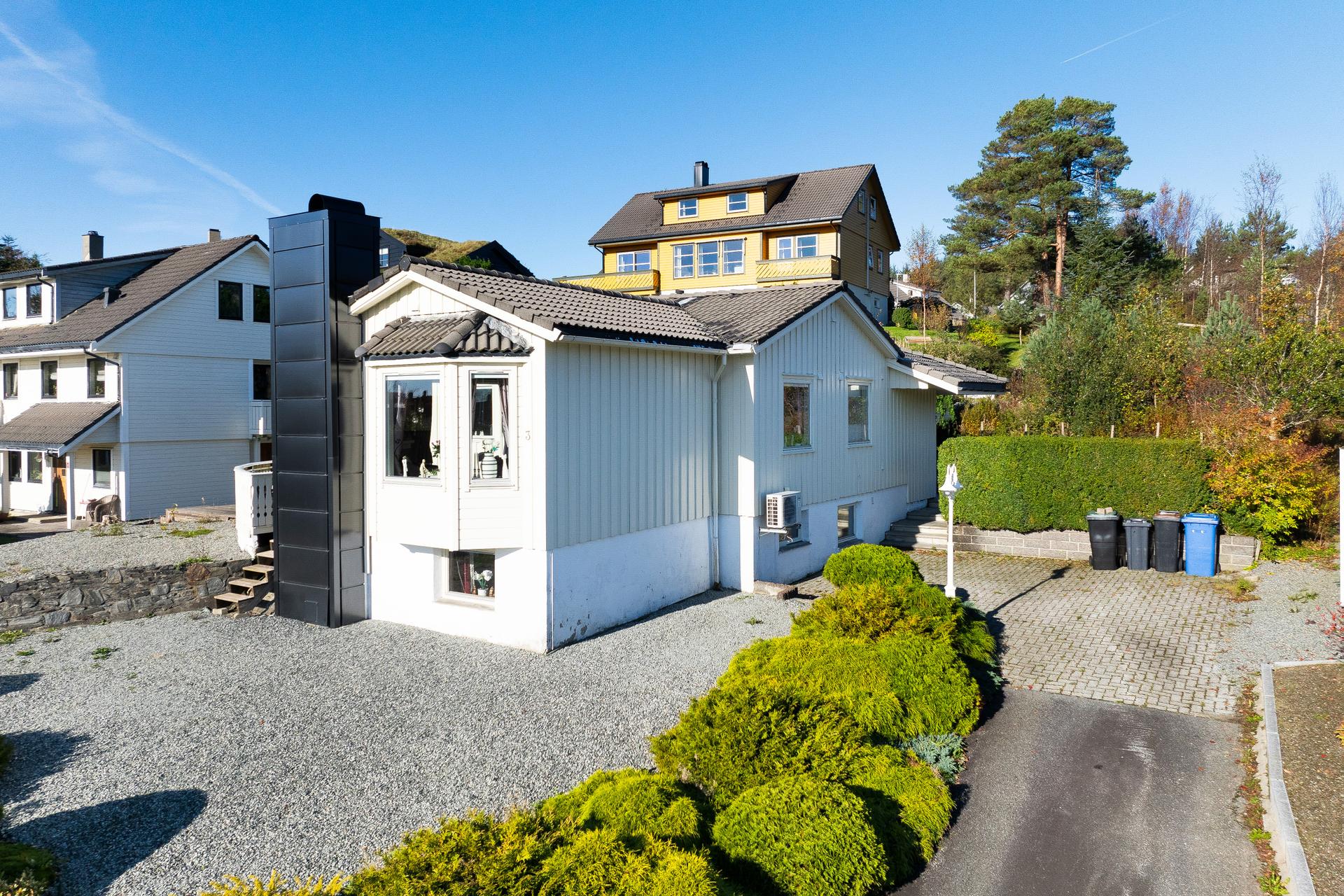 Velkommen til Knausen 3A! Eiendommen presenteres av Britt Fagerland i EiendomsMegler 1 Jærmegleren. Foto: Robin Malm. Bilde nummer 1 av 3