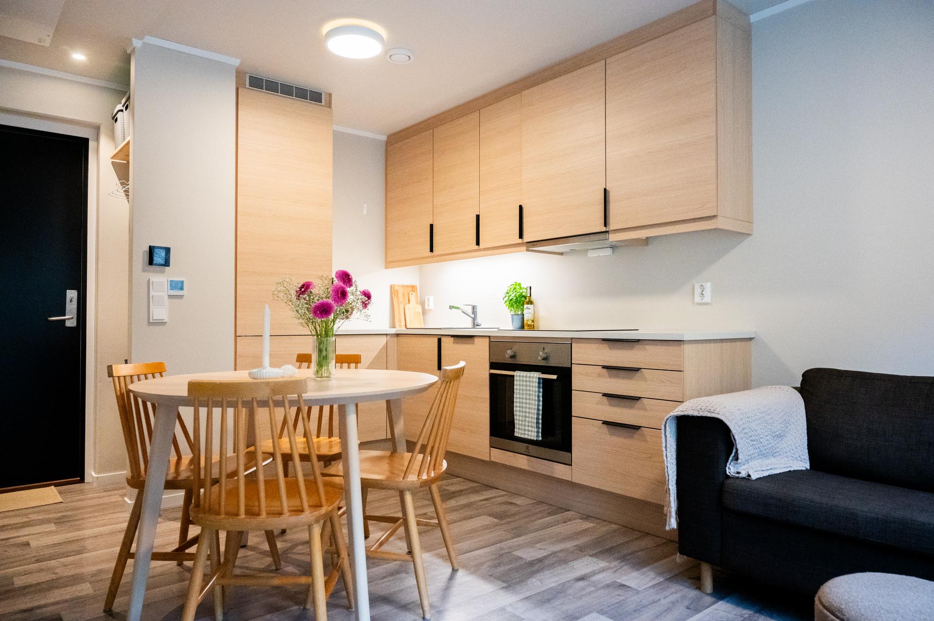 Velkommen inn – Entréen har ein praktisk utforma med veggnisje med plass til yttertøy og sko. Vidare kjem du inn til stove og kjøken i ei open og sosial løysing.. Bilde nummer 3 av 3