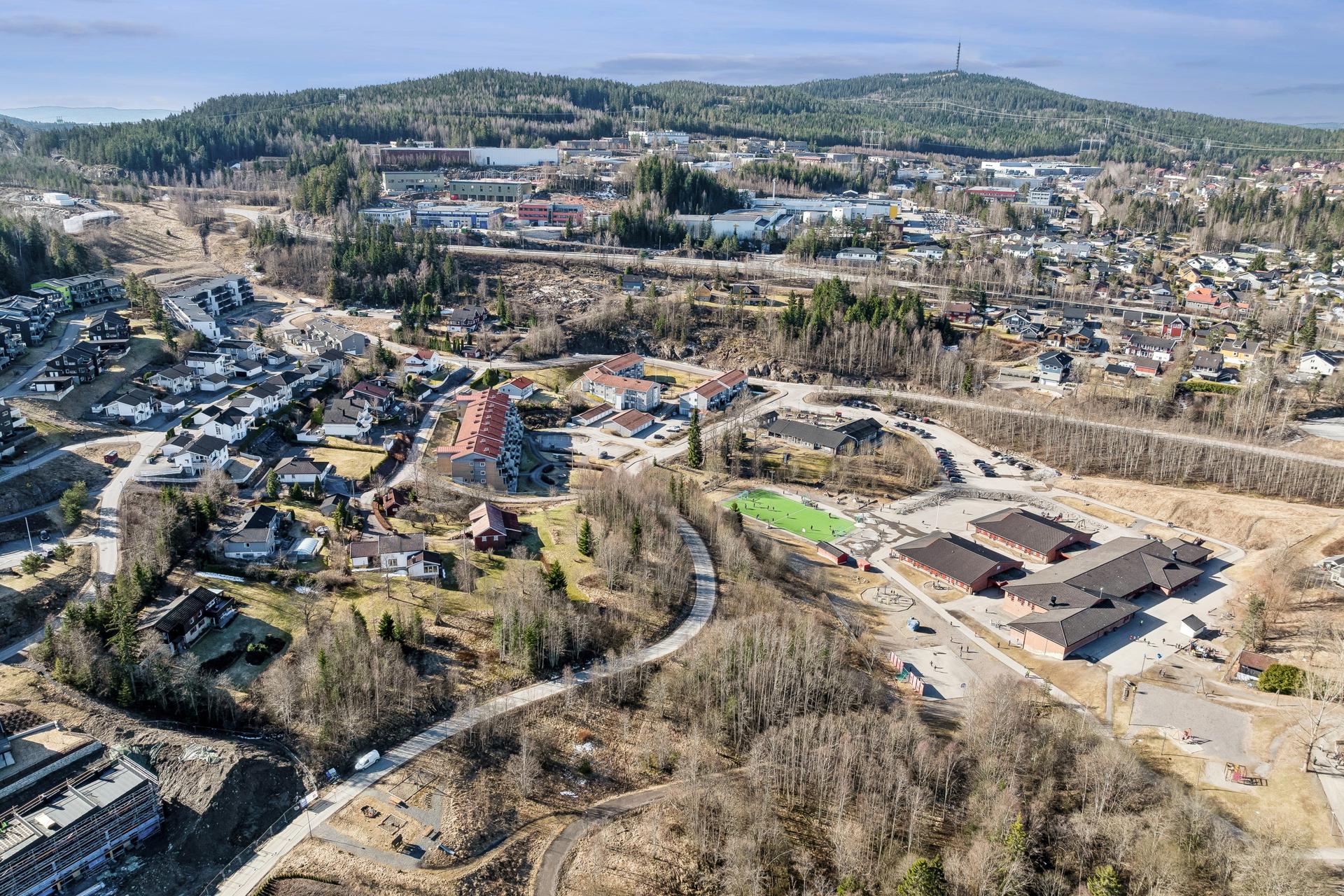 Eiendommen grenser til offentlig friområde/lekeplass og gang-/sykkelvei. Bilde nummer 3 av 3