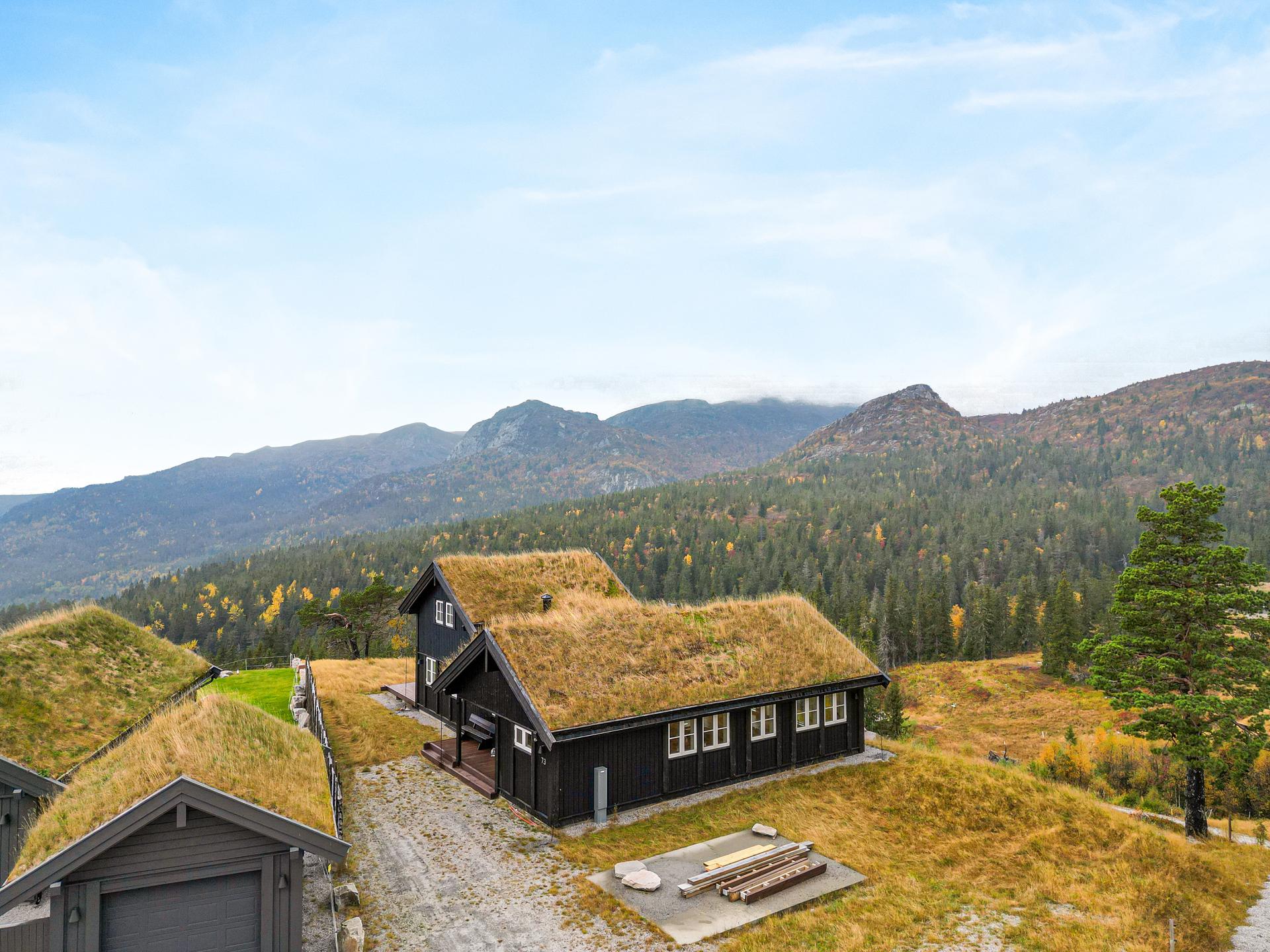 En meget tiltalende og moderne Buen hytte fra 2018 med vidstrakt utsikt og idyllisk beliggenhet på Lifjell. Eiendommen ligger fint til 735 m.o.h. på Grostul hyttefelt.. Bilde nummer 2 av 3