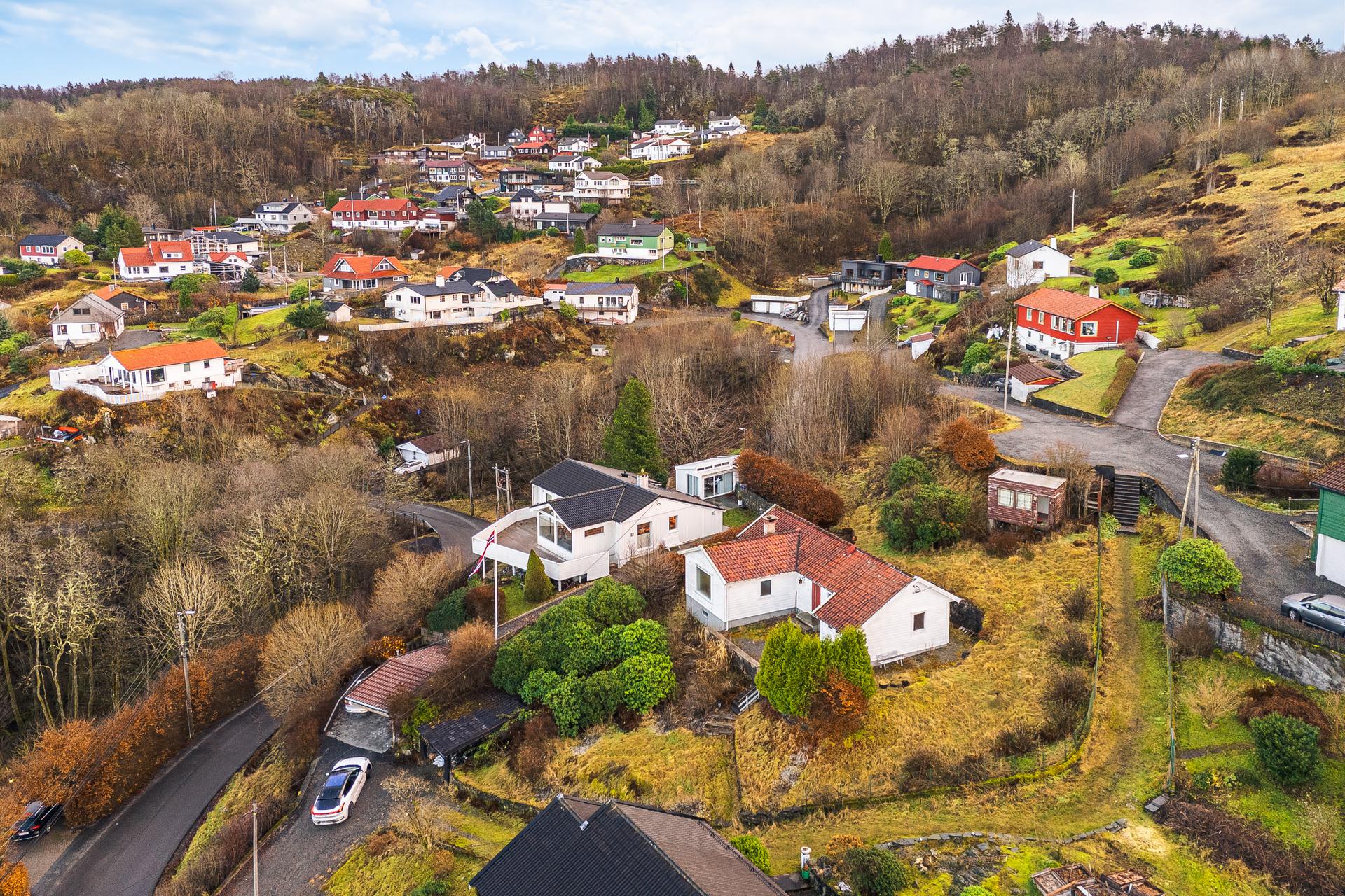 Tomt på 926 m² med innvilget rammetillatelse for oppføring av ny enebolig.. Bilde nummer 3 av 3