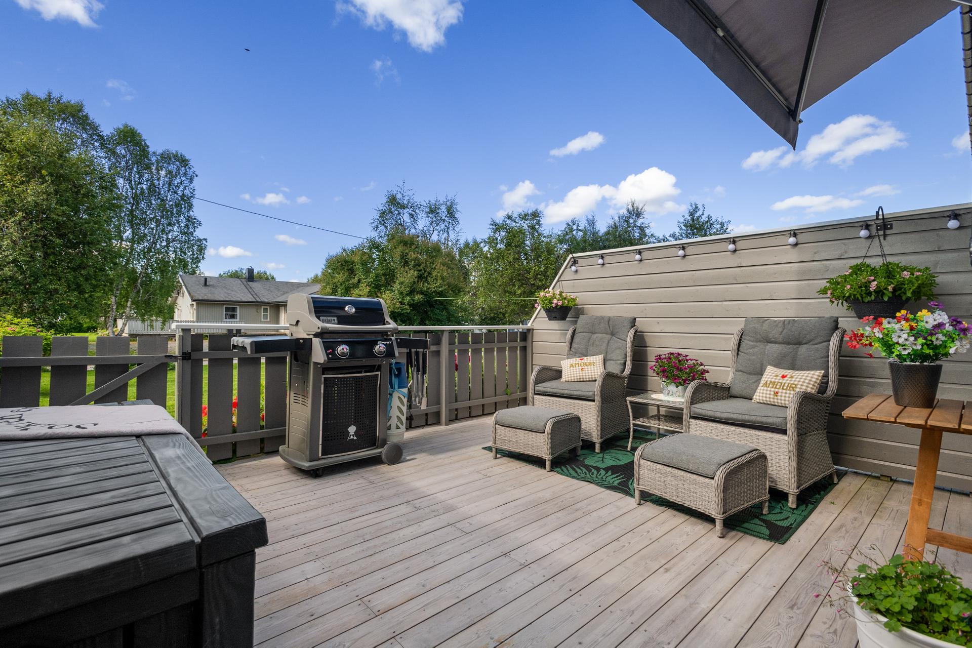 Romslig markterrasse på ca. 15 m² med plass til utemøbler og grill.. Bilde nummer 3 av 3