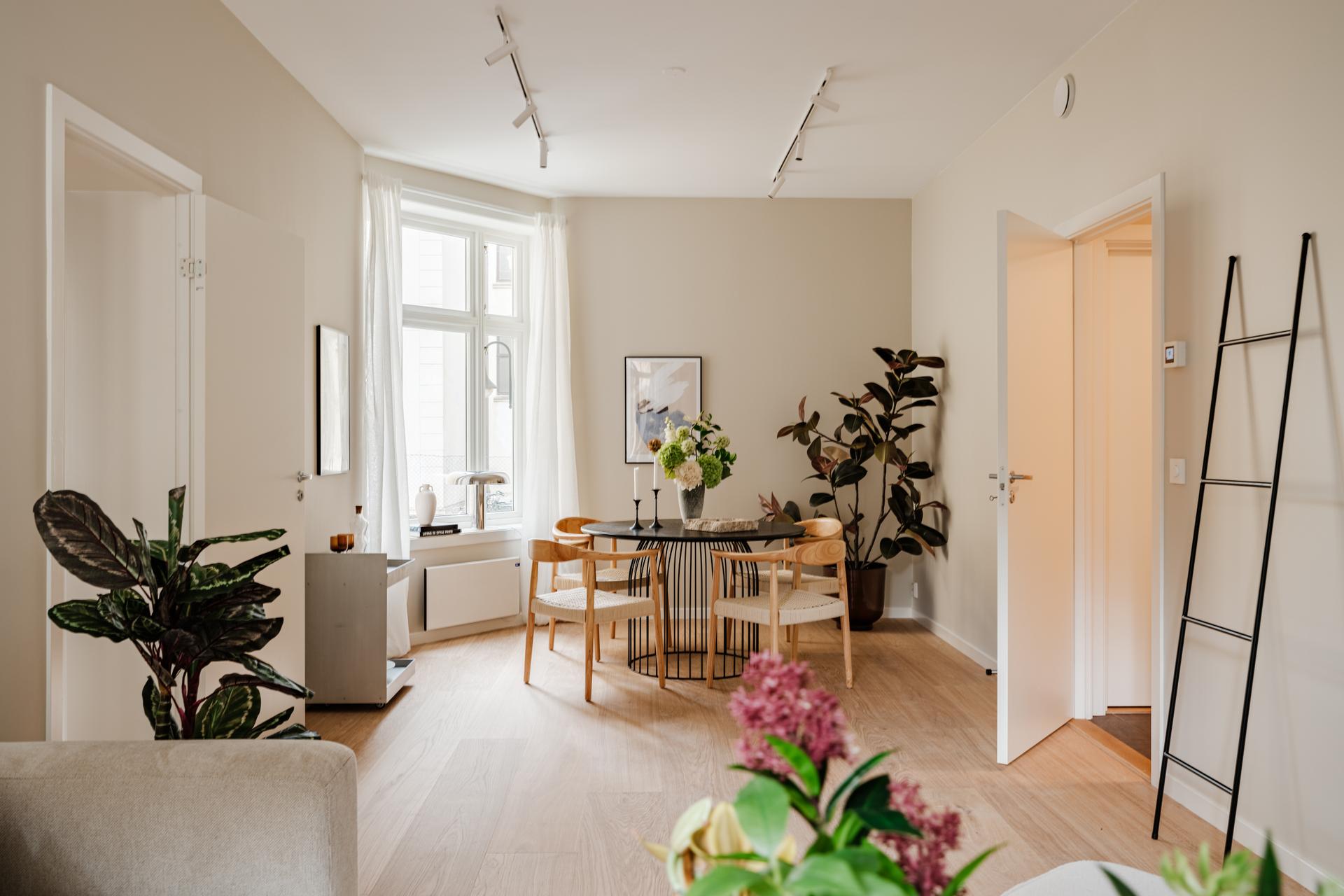Innbydende leilighet med moderne overflater som er oppdragert i 2026. Tidløs parkett er lagt i alle oppholdsrom. . Bilde nummer 2 av 3