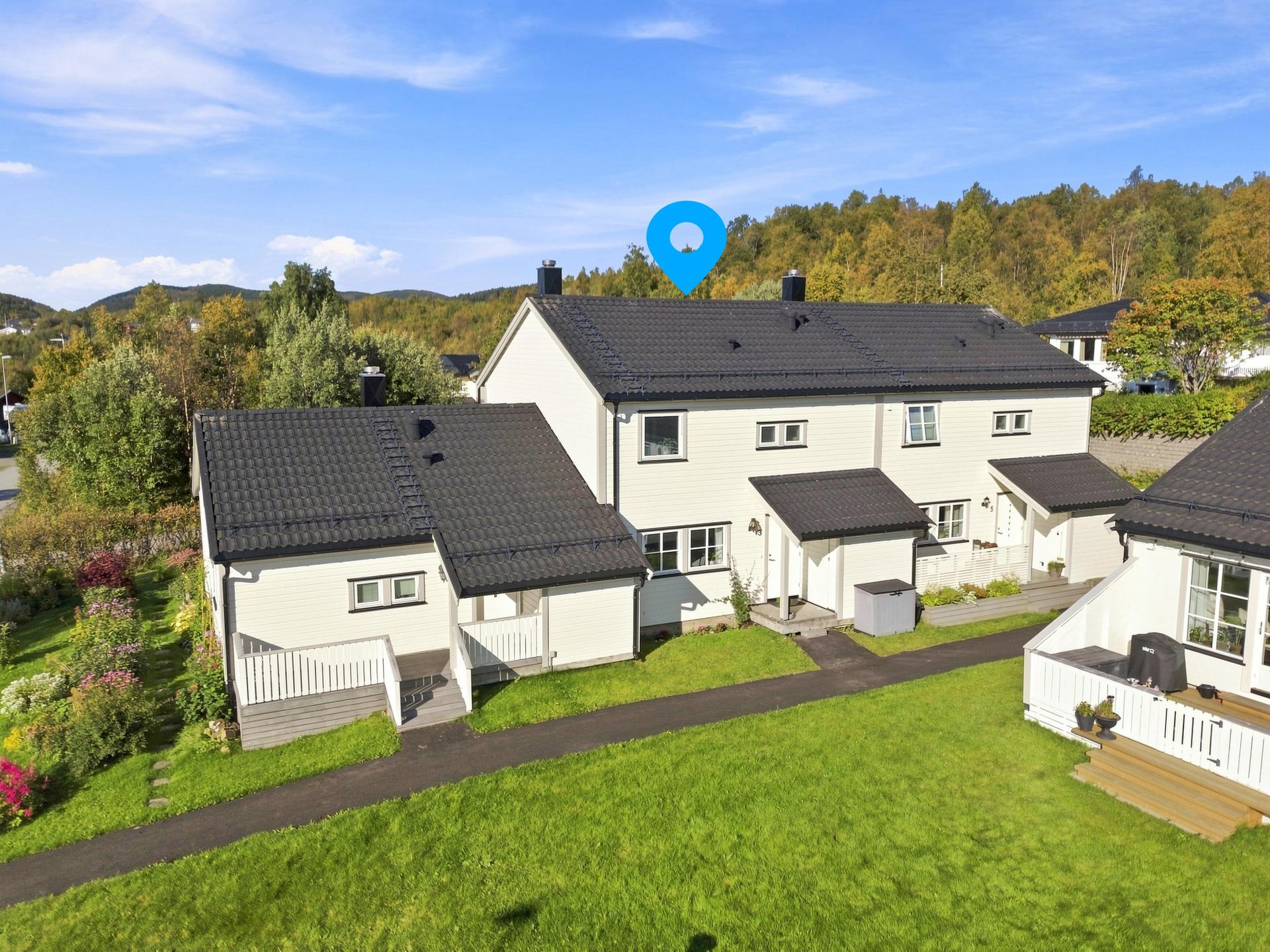 Rekkehuset ligger meget fint til i et barnevennlig område. Bilde nummer 2 av 3