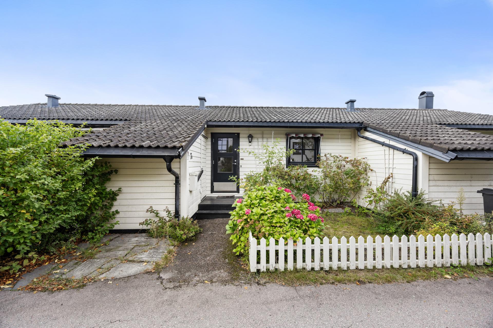 Inngangspartiet har pent opparbeidet forhage og hvitmalt stakittgjerde.. Bilde nummer 2 av 3