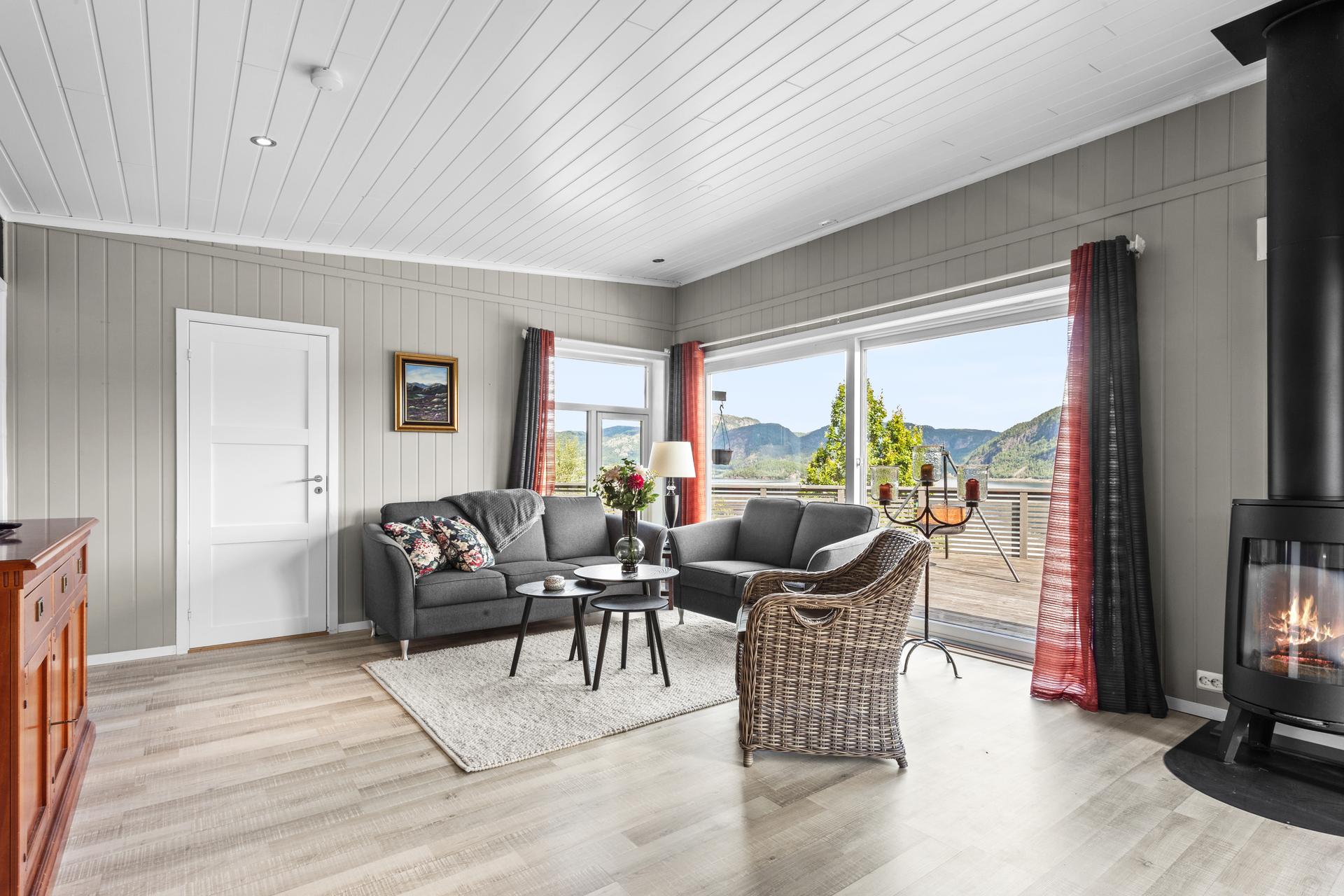 De store vindusflatene gir godt med naturlig lys. . Bilde nummer 3 av 3