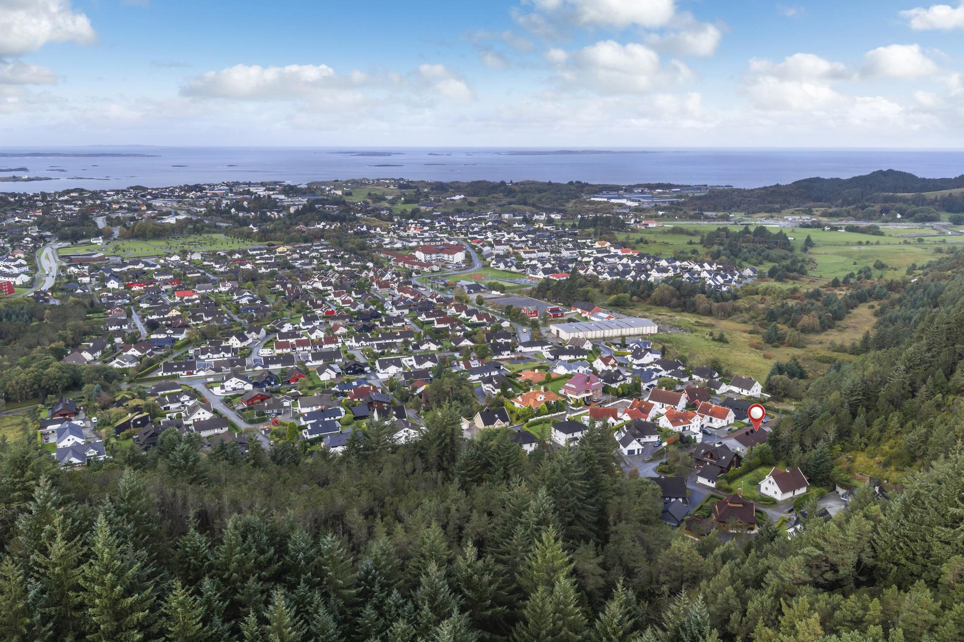Fra nærområdet er det vidstrakt utsyn mot kystlandskapet og havet i vest.. Bilde nummer 3 av 3