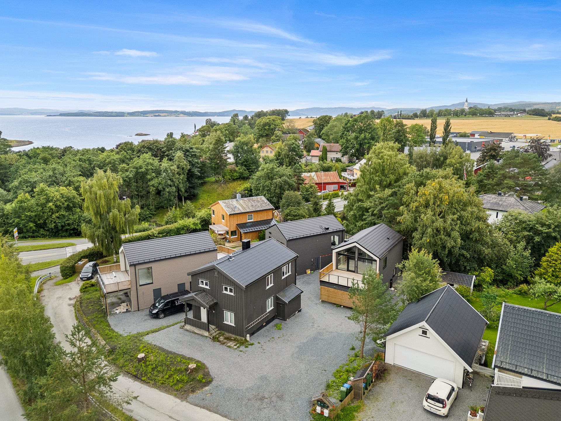 Boligen har en sentral beliggenhet med kort veg til alt Straumen sentrum har å by på. . Bilde nummer 2 av 3