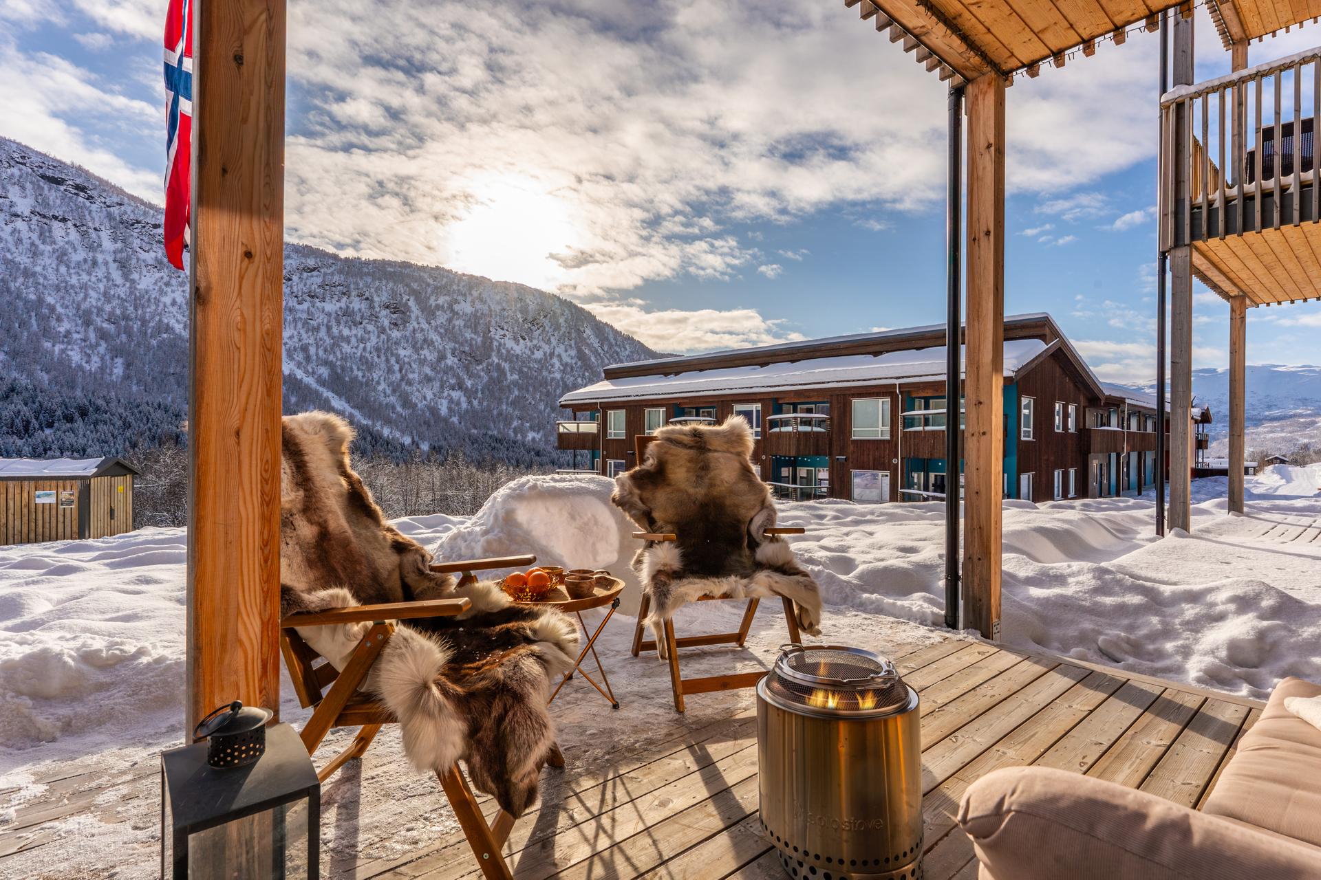 Leiligheten har en flott terrasse med takoverbygg og svært gode bruksmuligheter. Bilde nummer 3 av 3