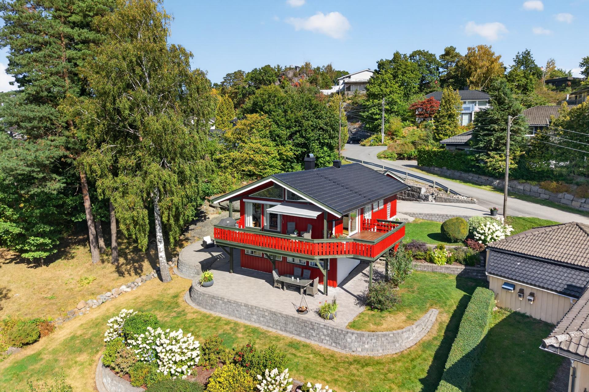 Romslig, velholdt og innholdsrik familiebolig med flott beliggenhet. Stor, solrik og skjermet tomt.  Romslig garasje. Foto: Paul S.Turmer. Bilde nummer 1 av 3