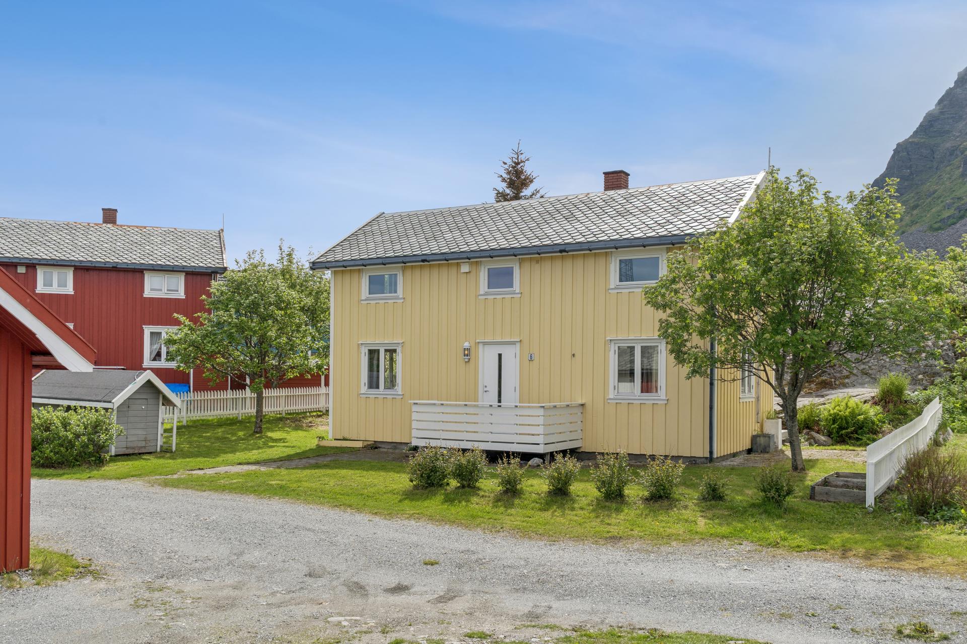 Koselig Nordlandshus med flott beliggenhet på vakre Lovund. 3 soverom. Solrike uteplasser. Utebod.. Bilde nummer 2 av 3