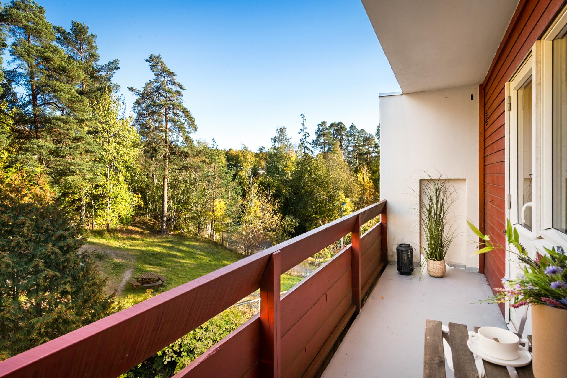 Usjenert balkong på 9 m² ved kjøkkenet med morgensol. . Bilde nummer 2 av 3