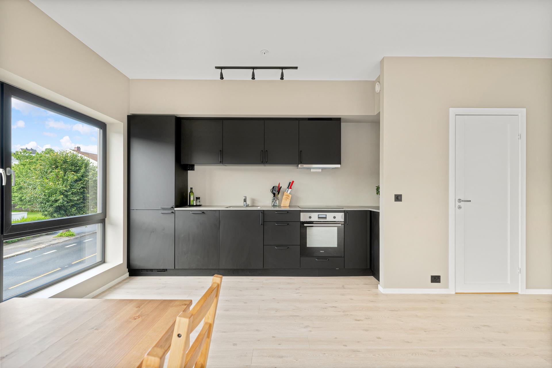 Bygget er nytt i 2023 og leveres med balansert ventilasjon. Det er også behagelig vannbåren gulvvarme (med unntak av soverom).. Bilde nummer 3 av 3