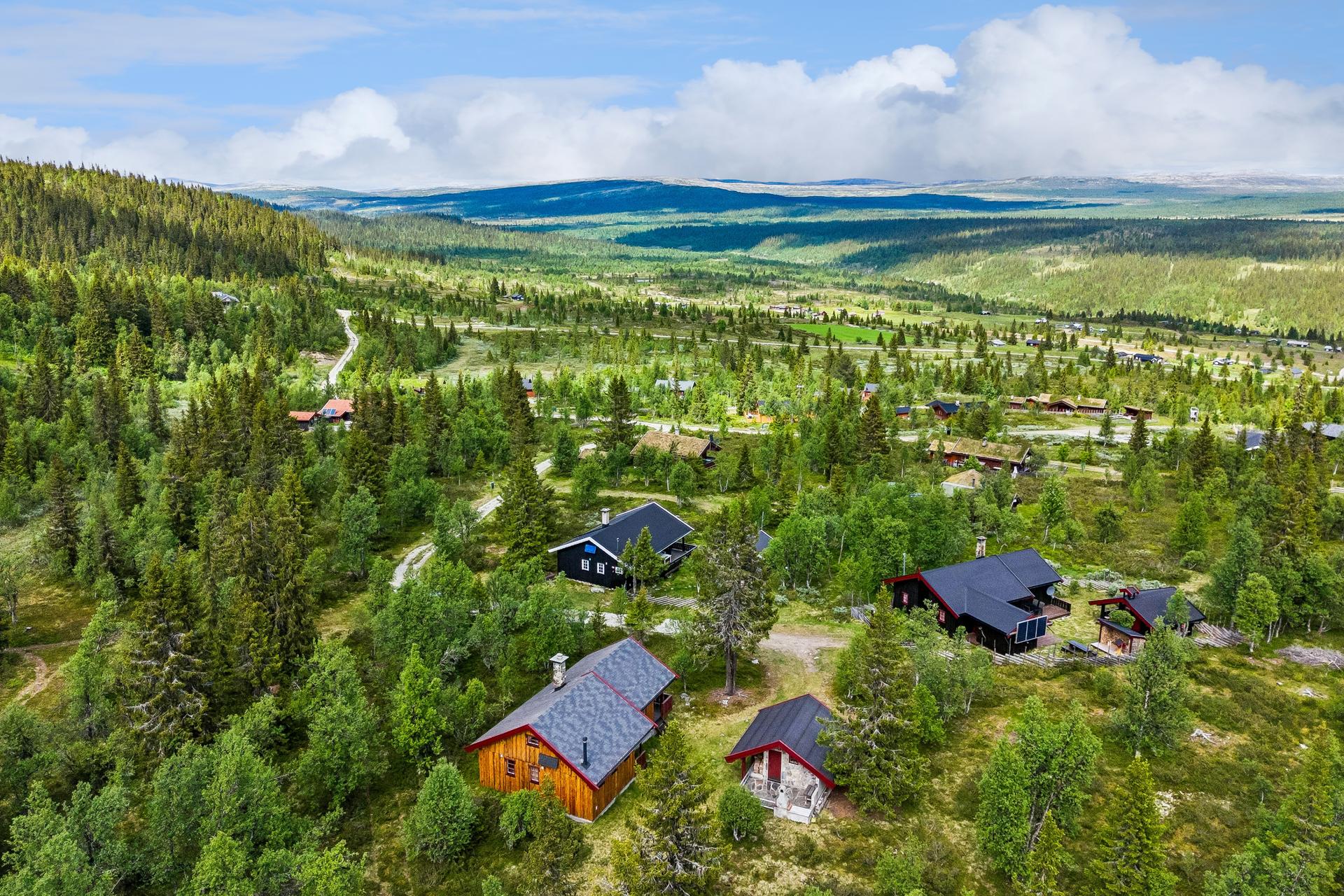 Eiendommen ligger på 951 meters høyde med umiddelbar nærhet til preparerte skiløyper.. Bilde nummer 2 av 3