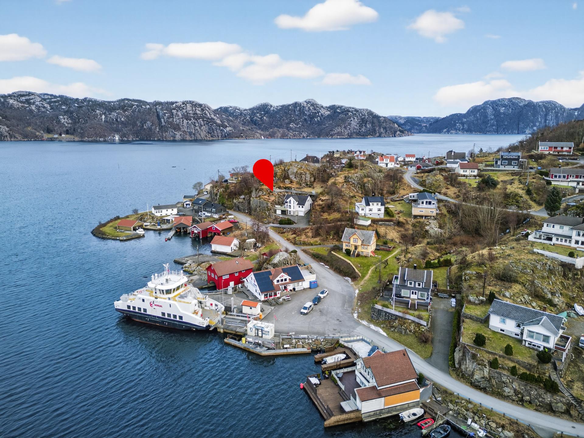 Eiendommen ligger idyllisk plassert på vakre Andabeløy i Flekkefjord kommune – en øy som rommer både fastboende og fritidsboliger.. Bilde nummer 2 av 3