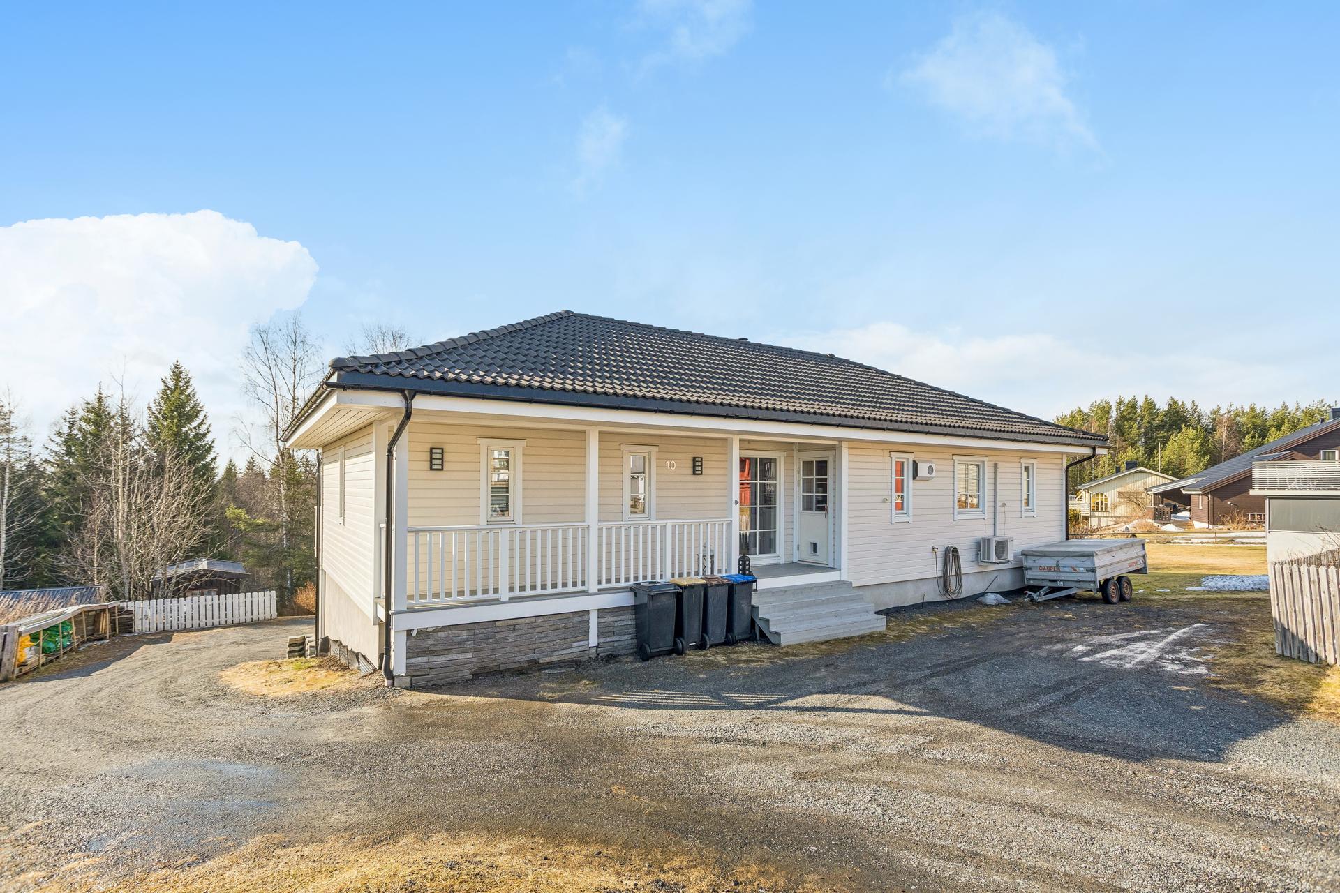 Enebolig fra 2015 over to plan med totalt fem soverom og flere uteplasser. Tomten er opparbeidet med gruset gårdsplass og plen.. Bilde nummer 2 av 3