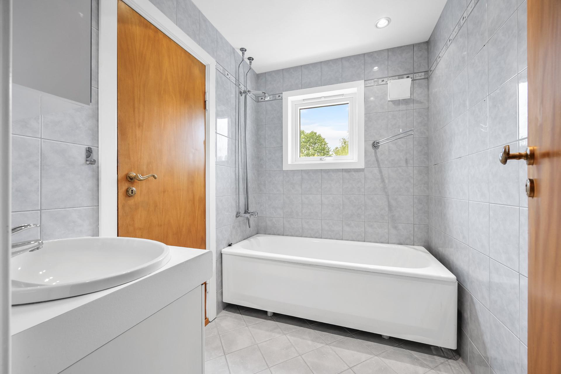 Badet ble oppgradert i regi av borettslaget (2010-2013) og har elektrisk gulvvarme.. Bilde nummer 2 av 3
