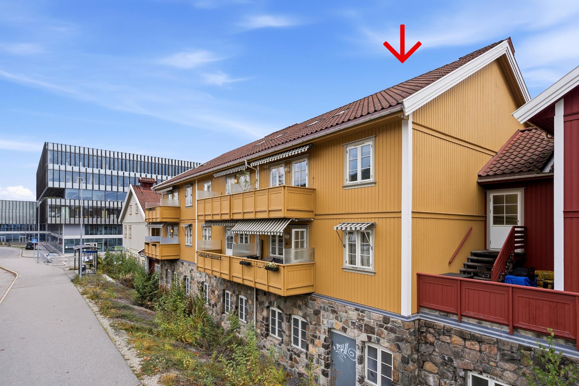 Bygningen er oppført i 1997 med stående trekledning.. Bilde nummer 2 av 3