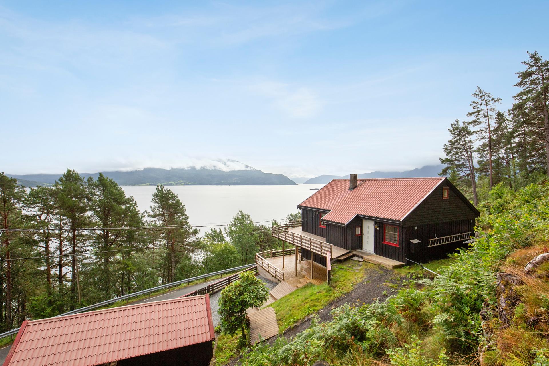 Boligen ligger fint til med fantastisk utsikt ! . Bilde nummer 2 av 3