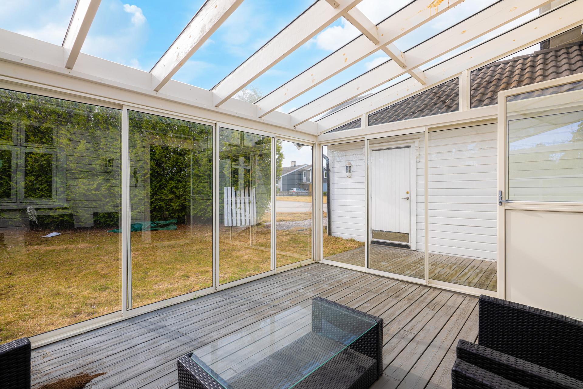 Boligen har en fin innglasset terrasse/ hagestue på 14 kvm med direkte adkomst til hage og god plass til utemøbler. Fra hagestuen er det inngang til stuen. . Bilde nummer 3 av 3