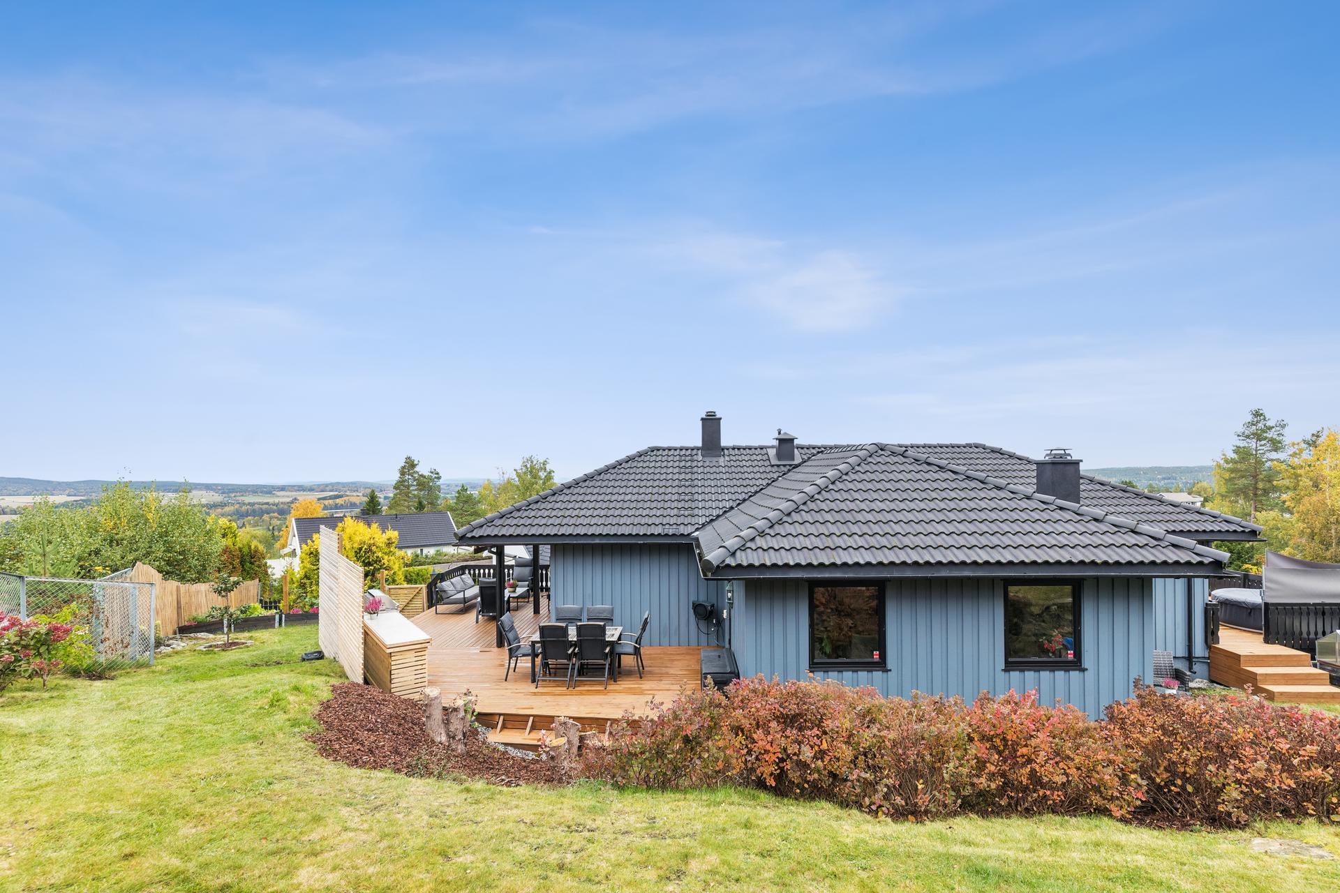 Innholdsrik enebolig over to plan med store terrassearealer, usjenert hage og vidstrakt utsikt på Auli.. Bilde nummer 2 av 3