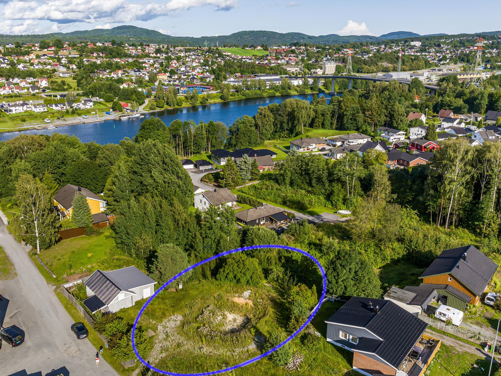 Eiendomsmegler Espen Thoresen presenterer eiendomstomten ved Granegården. Bilde nummer 1 av 3