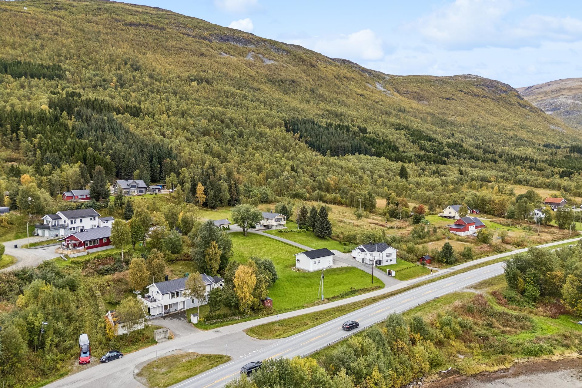 Landlige omgivelser med store grøntarealer og turmuligheter i umiddelbar nærhet.. Bilde nummer 2 av 3