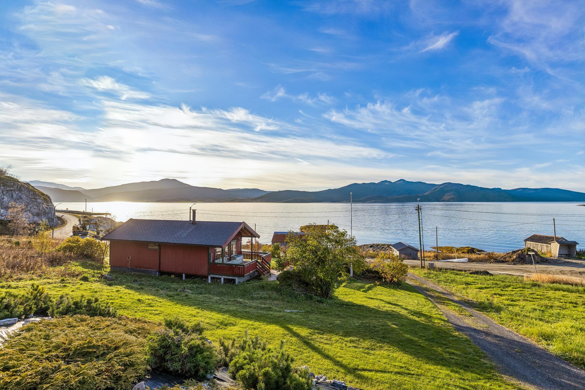 Frittliggende Rana-hytte fra 2001 med åpen utsikt mot fjorden og landskapet.. Bilde nummer 2 av 3