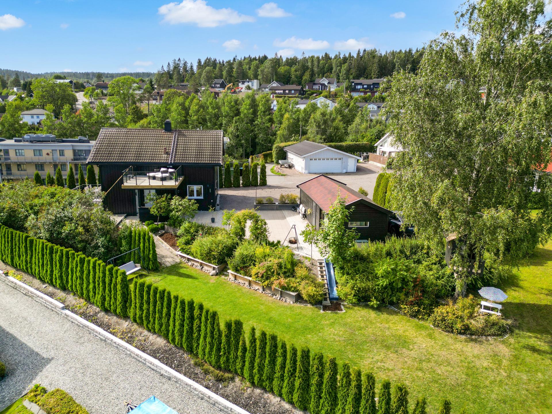 Eiendommen byr på en sentral beliggenhet med nærhet til det du trenger i hverdagen. . Bilde nummer 1 av 3