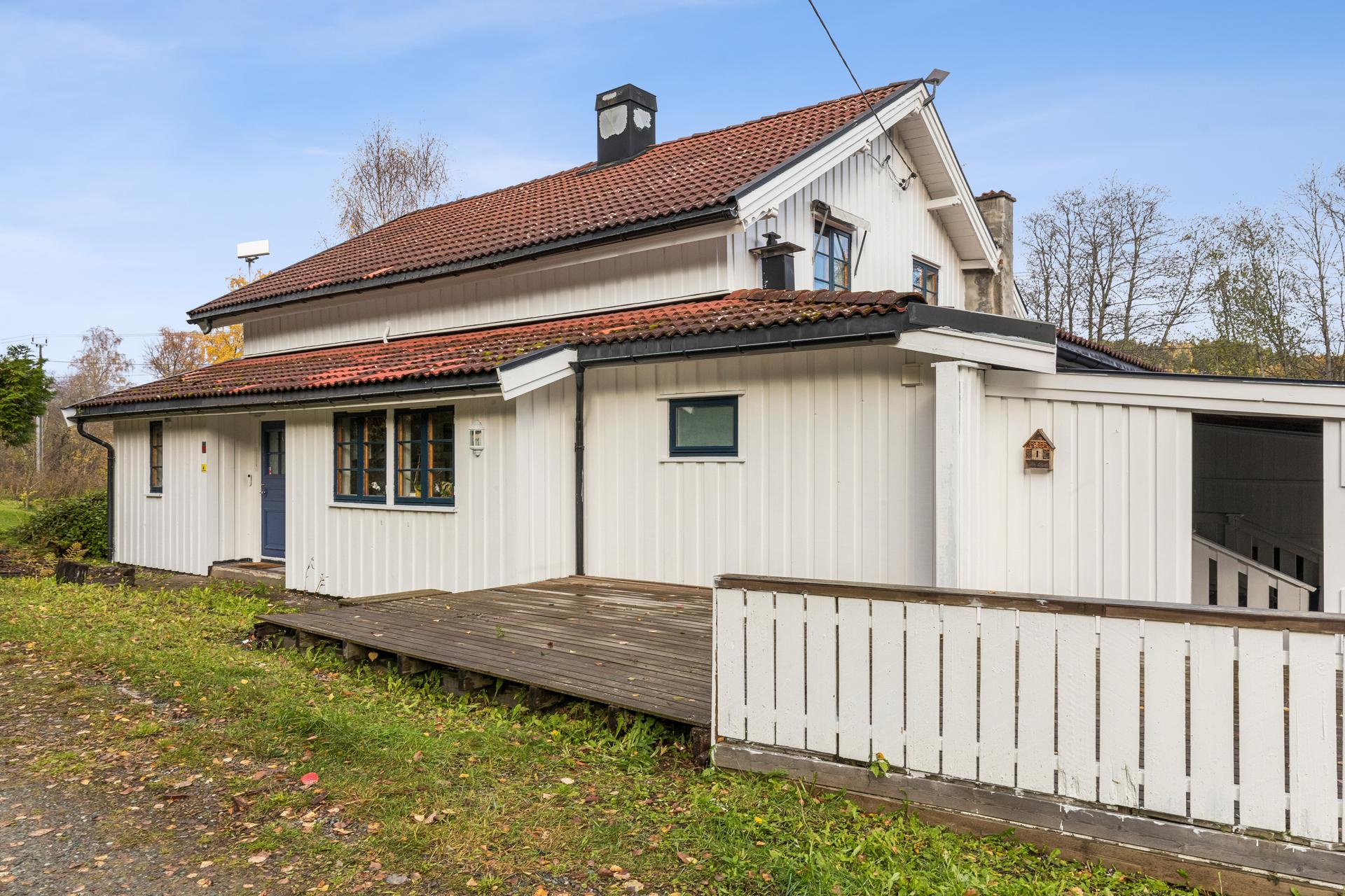 Påbygg med inngangsparti og bad fra 80-tallet. . Bilde nummer 3 av 3