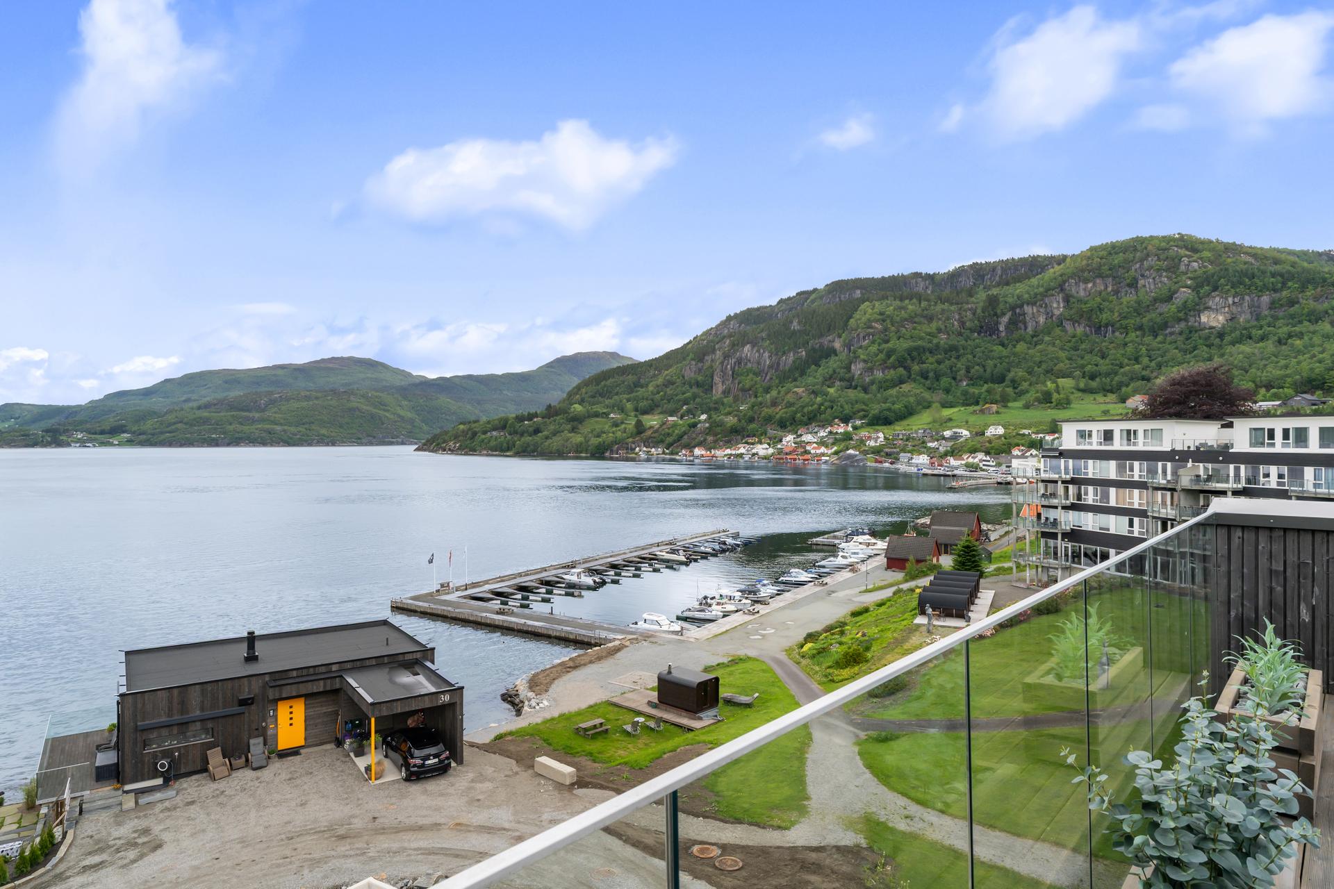 Dagligvarebutikker som Coop Extra ligger kun en kort spasertur unna.. Bilde nummer 2 av 3