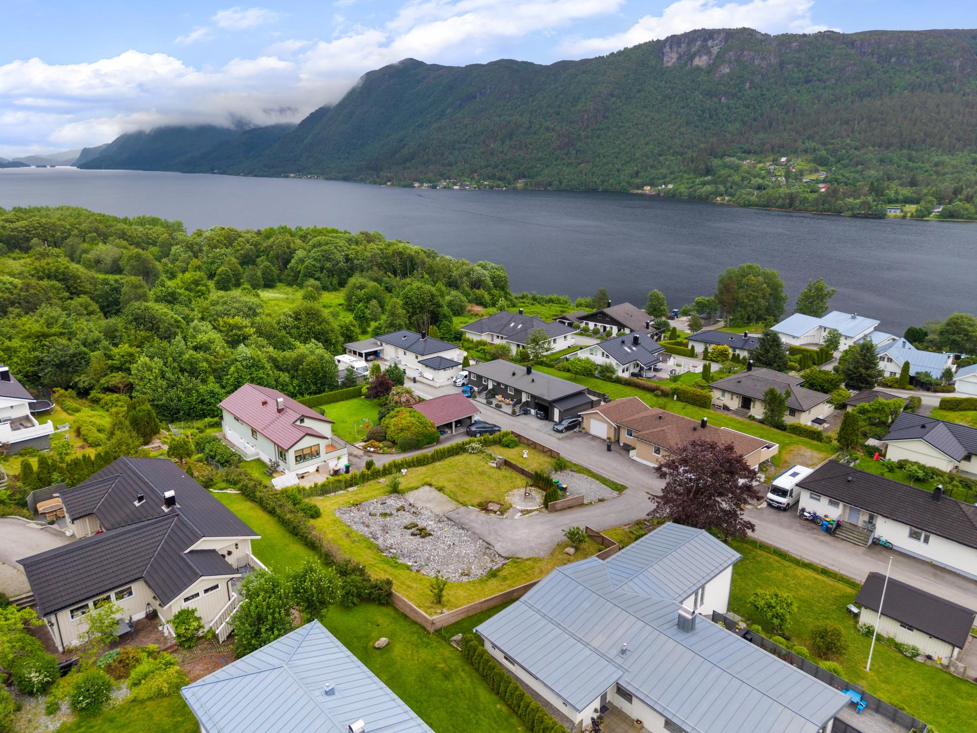 Eiendomsmegler 1 v/ Anders Kristian Gundersen Vadset har gleden av å presentere en opparbeidet boligtomt på ca 885 m² i etablerte og familievennlige omgivelser.. Bilde nummer 1 av 3