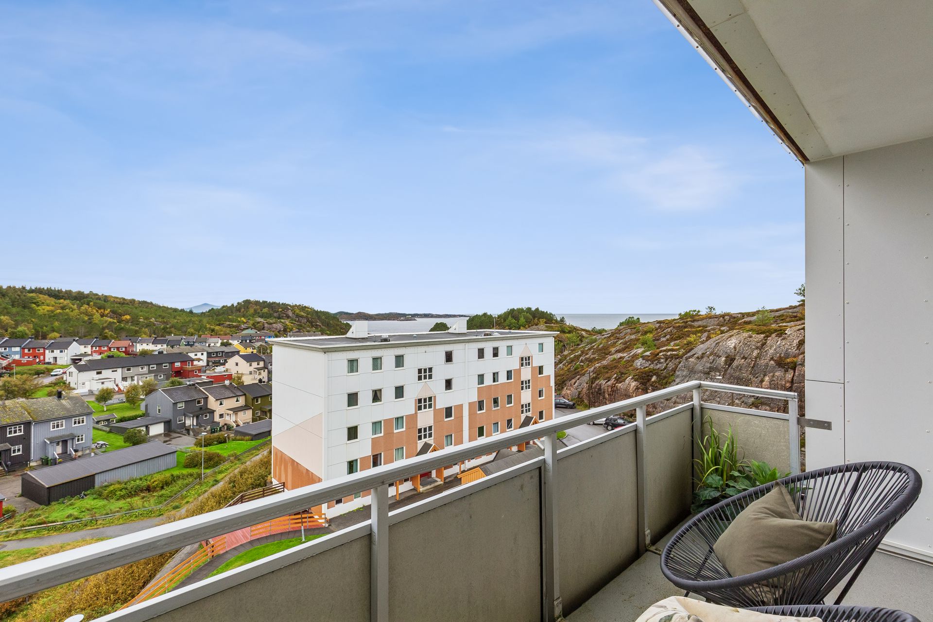 Leiligheten måler 79 kvm (BRA-i) og inneholder entré/gang, bad, toalettrom, stue, kjøkken og 3 soverom. Utover dette disponerer leiligheten en ekstern bod i byggets kjeller. . Bilde nummer 2 av 3