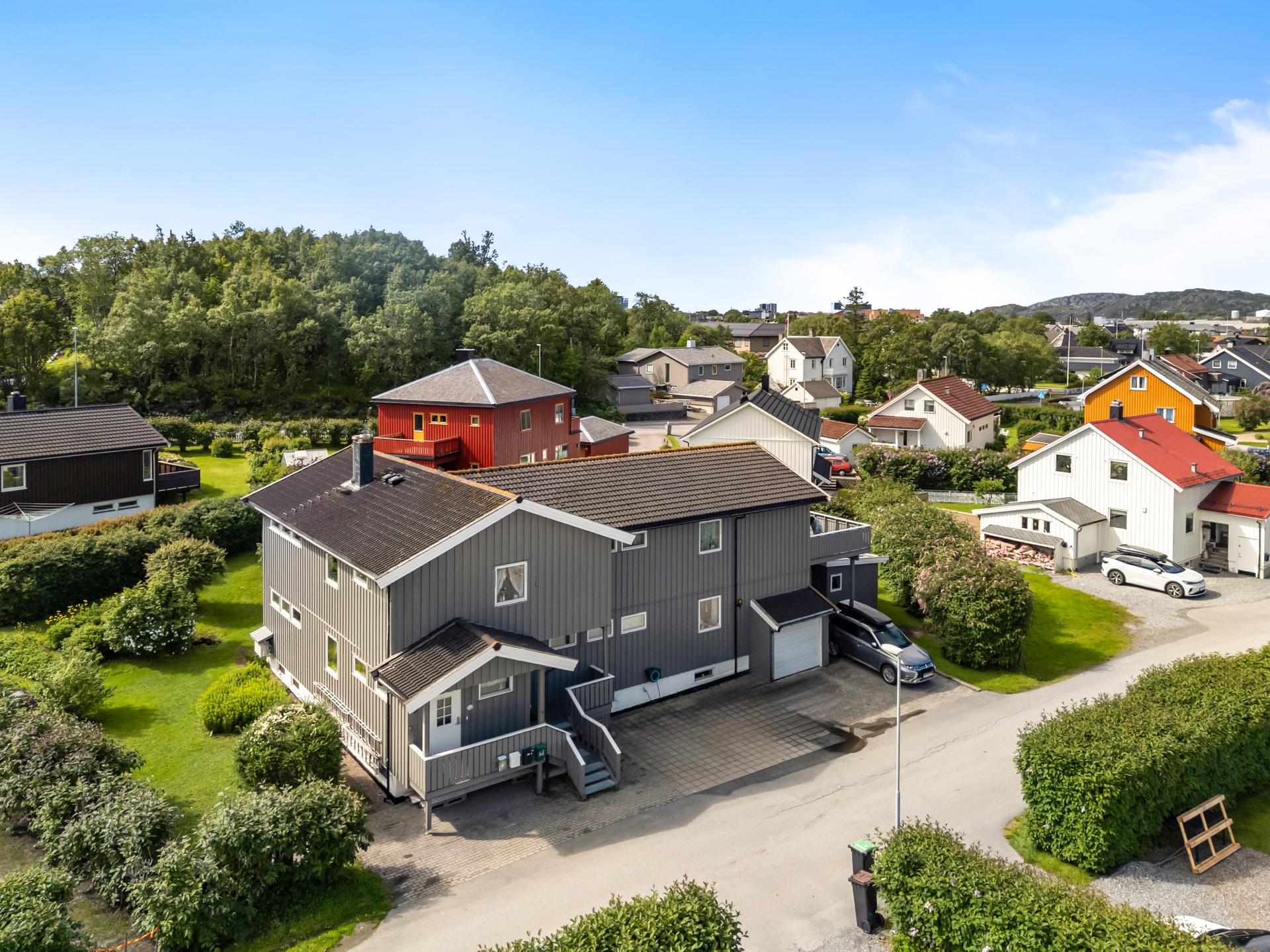 Romslig leilighet i 1. etasje med parkering i egen garasje.. Bilde nummer 2 av 3