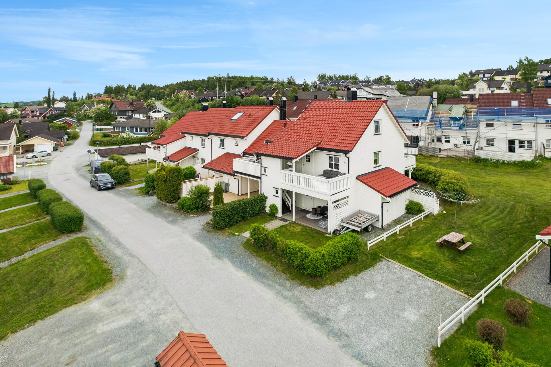 Lys og moderne rekkehusbolig over 2 plan beliggende i Momarka. Bilde nummer 2 av 3