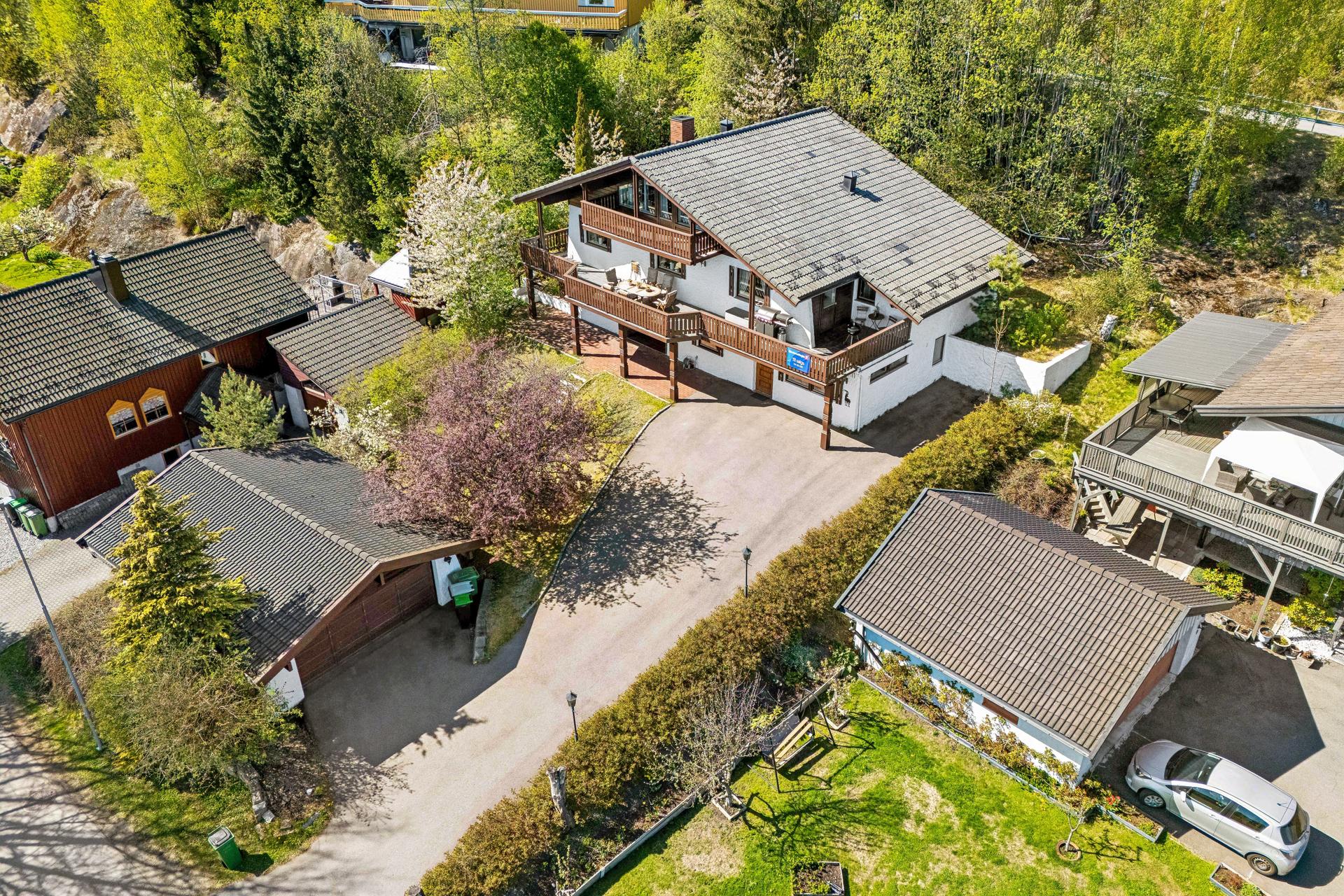 Eiendommen har en frittstående garasje på 44 m² fra 2005 og gode parkeringsmuligheter på egen tomt.. Bilde nummer 2 av 3