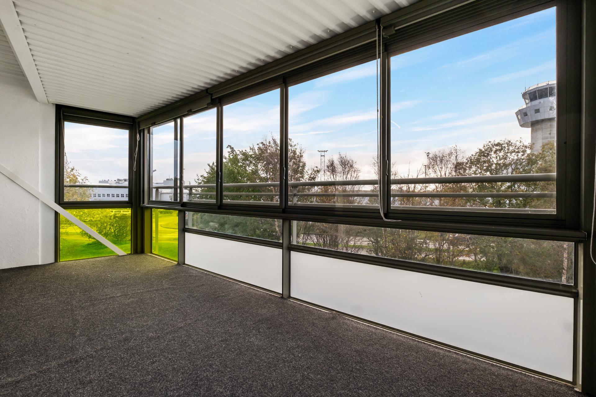 Innglassingen i glass og aluminium gir en skjermet uteplass med vidstrakt utsikt.. Bilde nummer 2 av 3