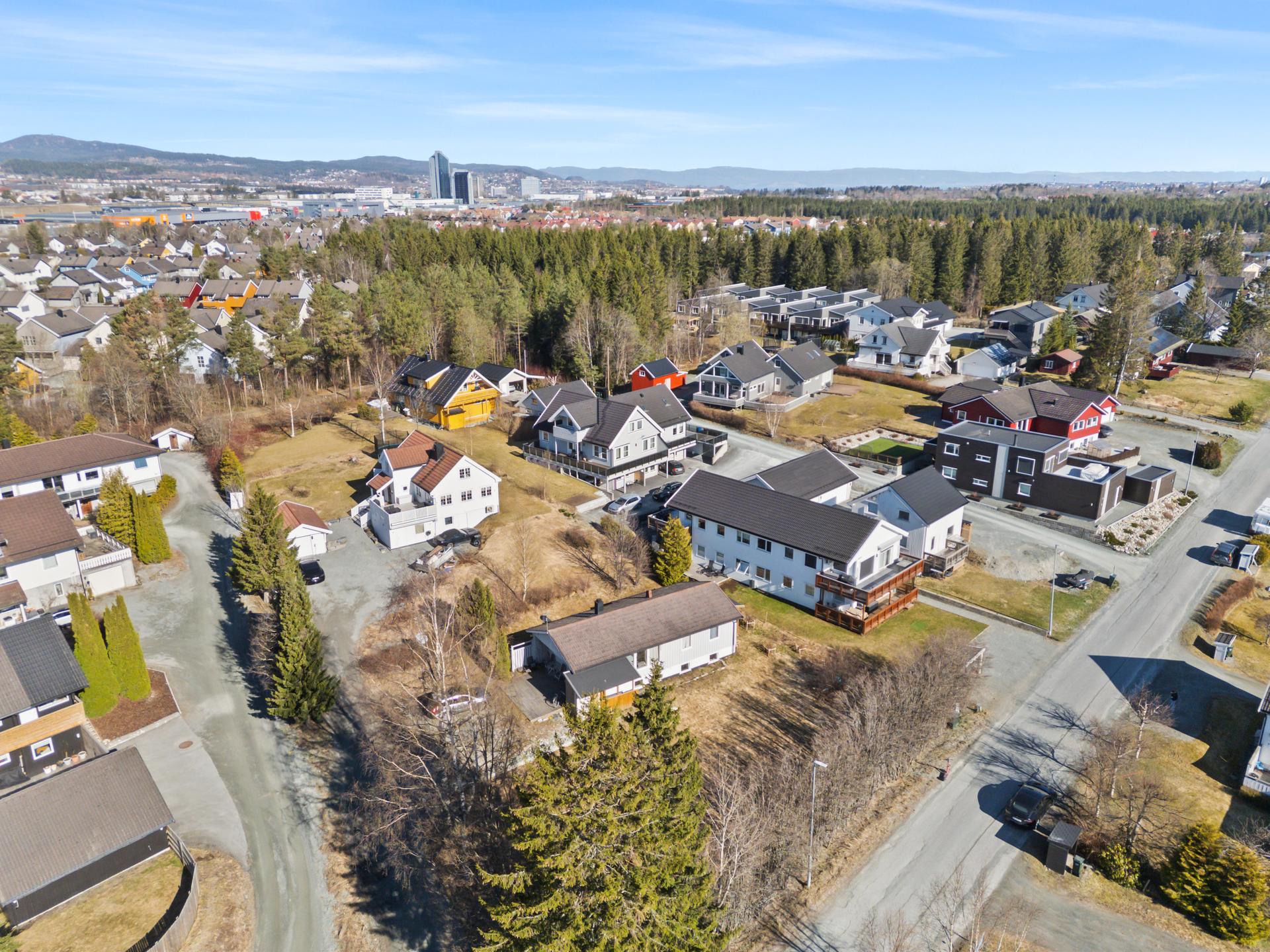 Romslig boligtomt sentralt på Tiller. Foto Mats Kalland v/Interiørfoto. Bilde nummer 1 av 3