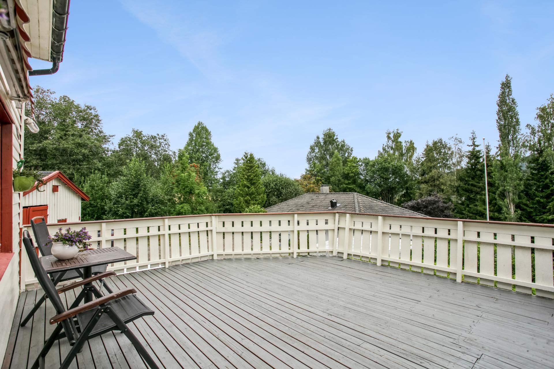 Stor terrasse med god plass til spisebord, sittegruppe og enda litt til. . Bilde nummer 3 av 3