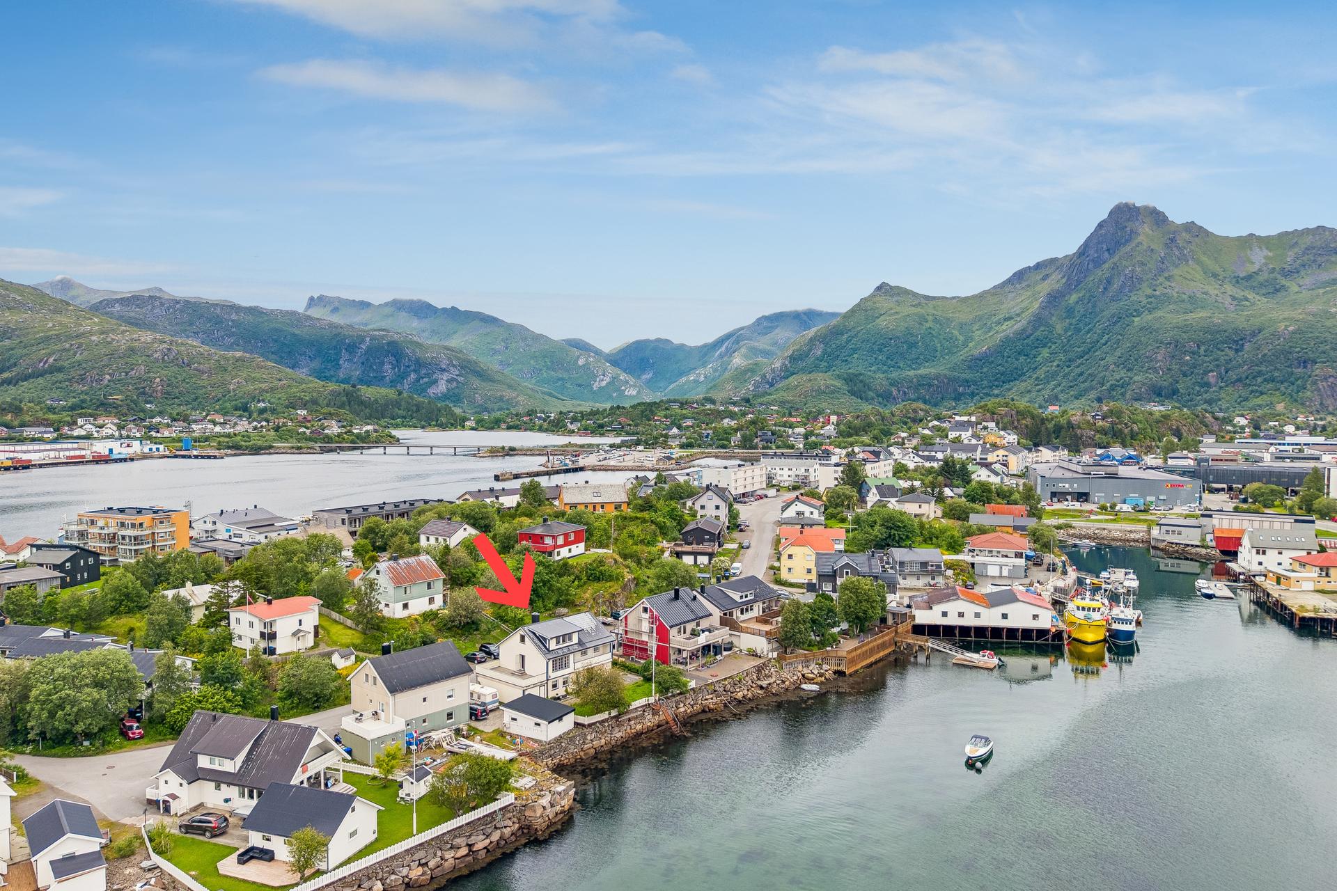 Eiendommen har fin beliggenhet på Storøya ved sjøen. Bilde nummer 2 av 3