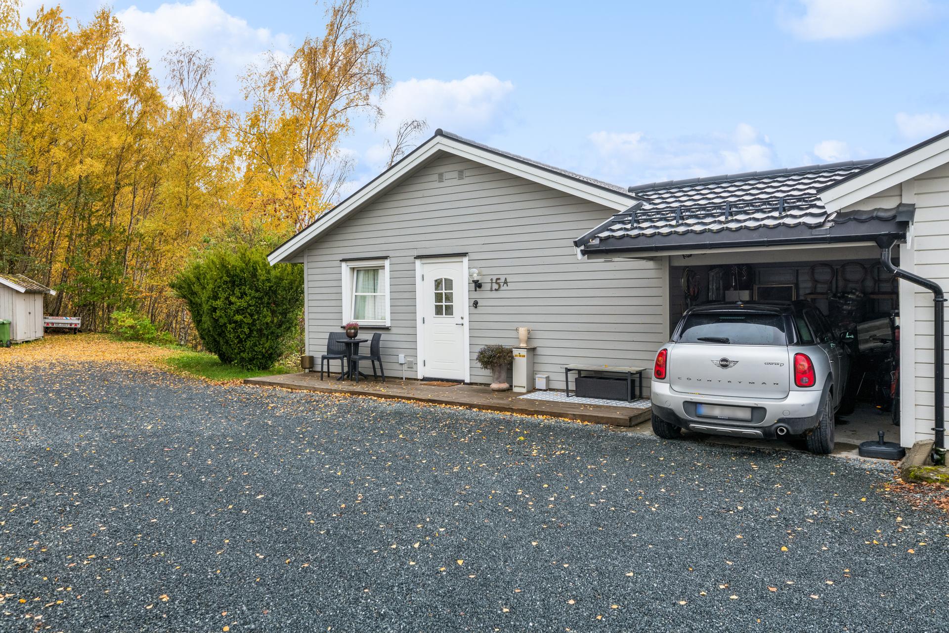 Halvpart av tomannsbolig over ett plan med tilhørende carport og utsikt mot fjorden.. Bilde nummer 3 av 3