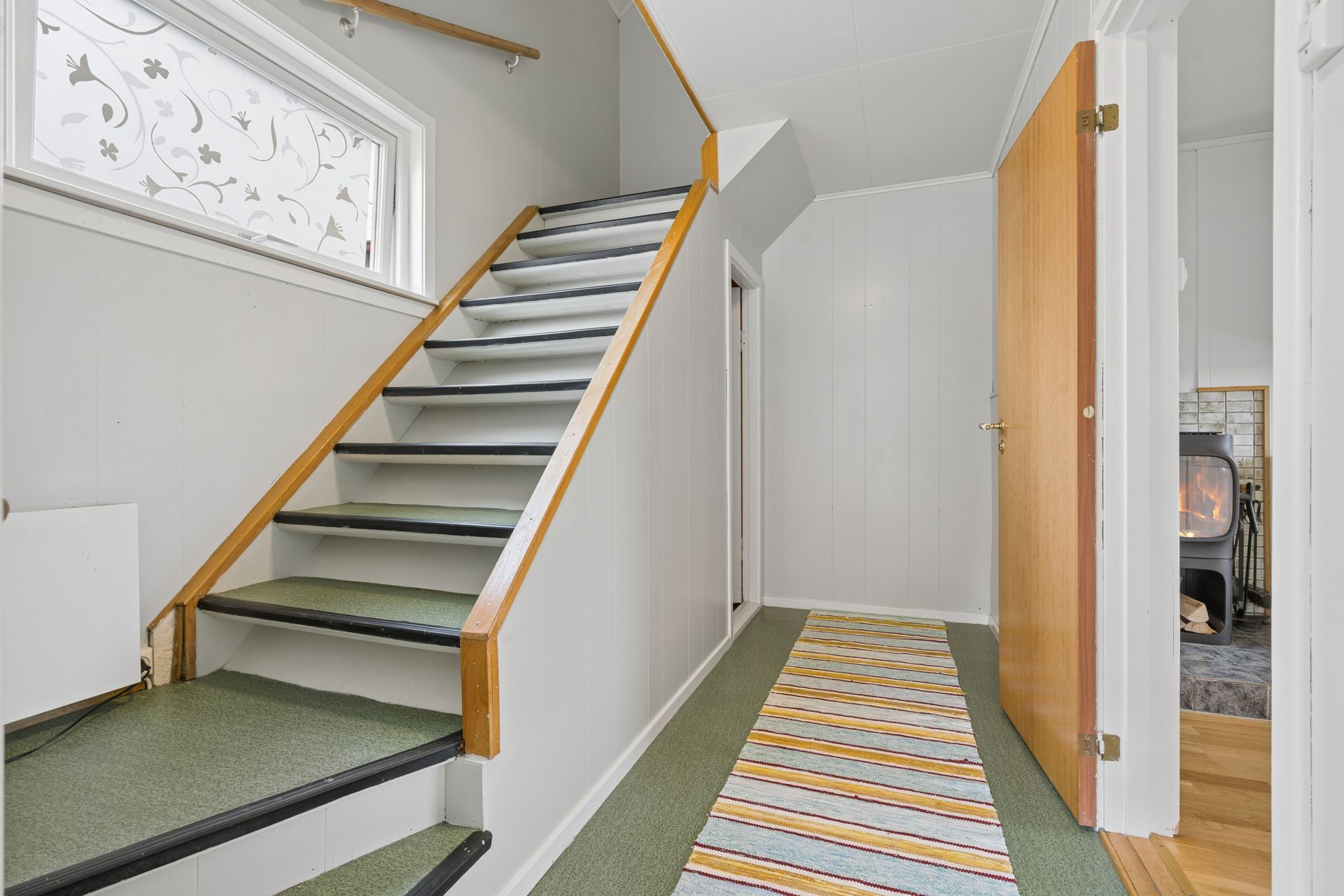 Entré og trapperom med adkomst til boligens øvrige etasjer.. Bilde nummer 3 av 3