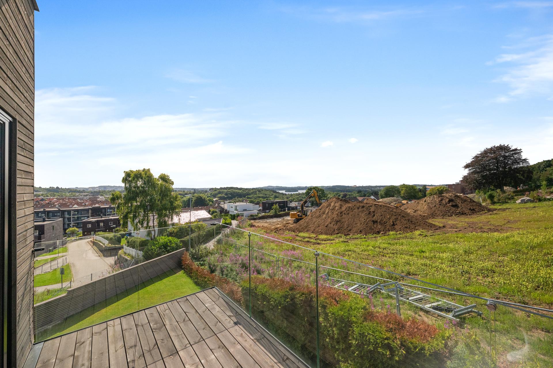 Boligen har en gjennomtenkt planløsning og totalt 38 m² med terrasser.. Bilde nummer 3 av 3