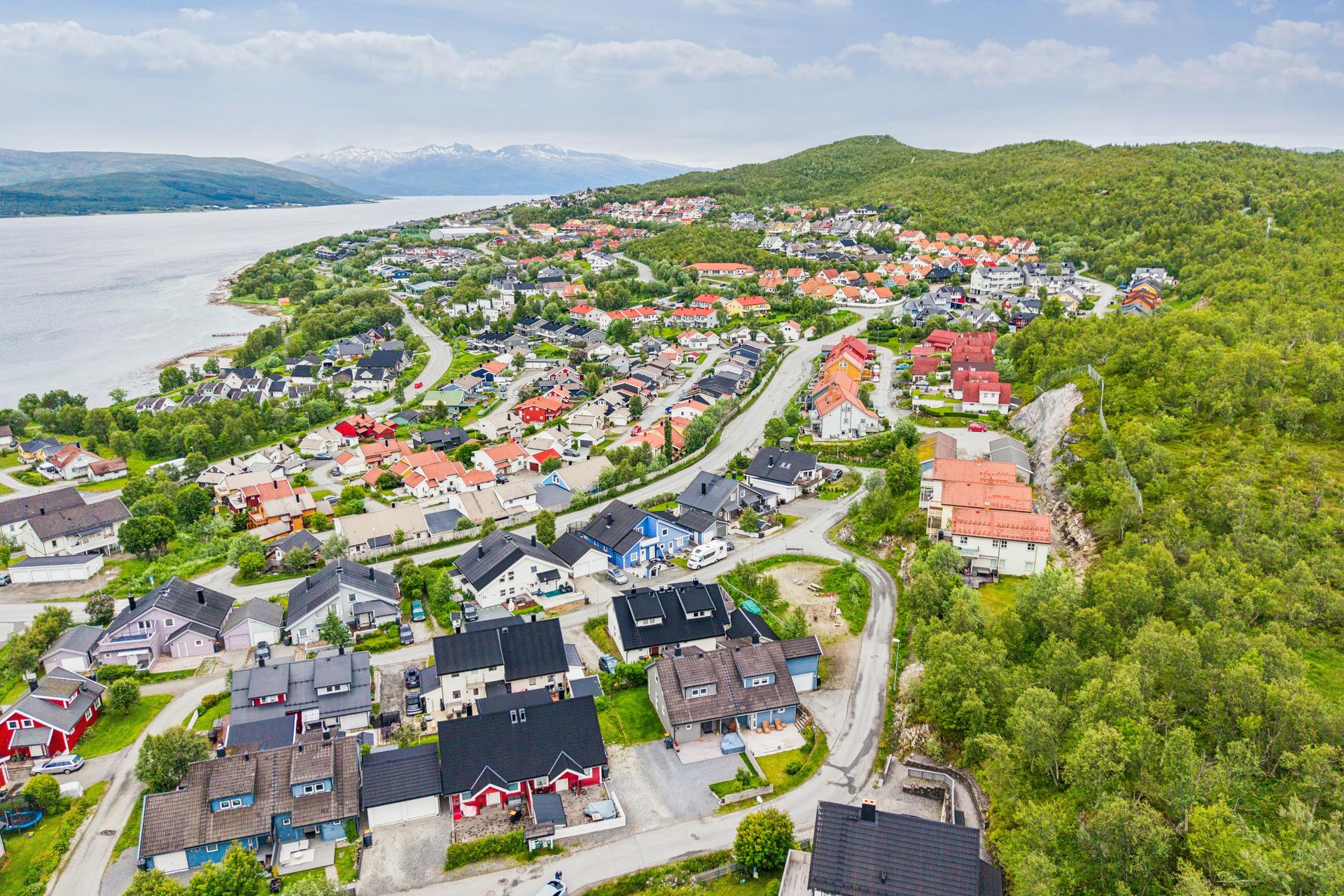 Her har du nærhet til både sjøen og flotte turområder rett utenfor døren.. Bilde nummer 3 av 3