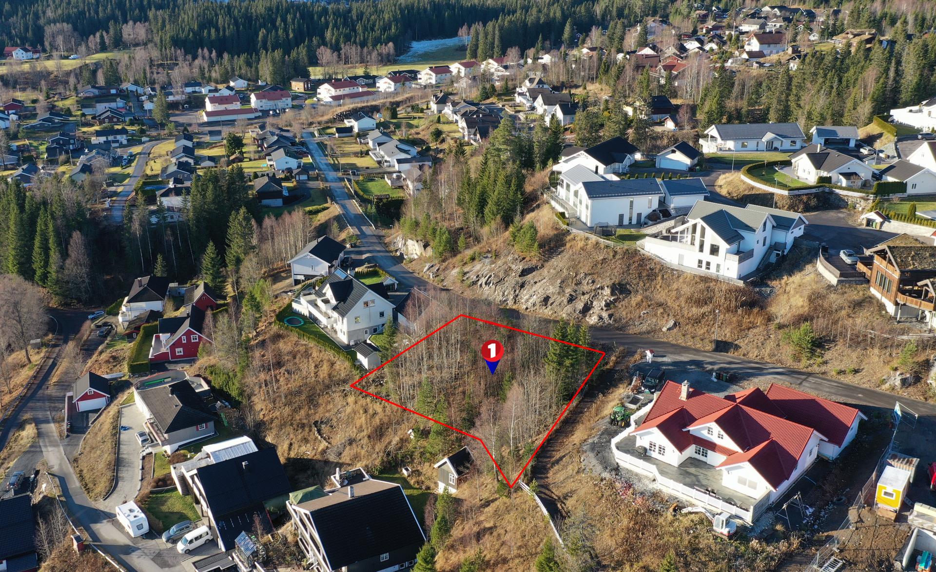 Boligtomt på populære Skoleberget på Grua for salg! Tomten kan fritt besiktiges av interessenter. For visning sammen med megler, ta kontakt på tlf. 911 62 040 eller e-post: sindre@em1hadeland.no. Bilde nummer 1 av 3