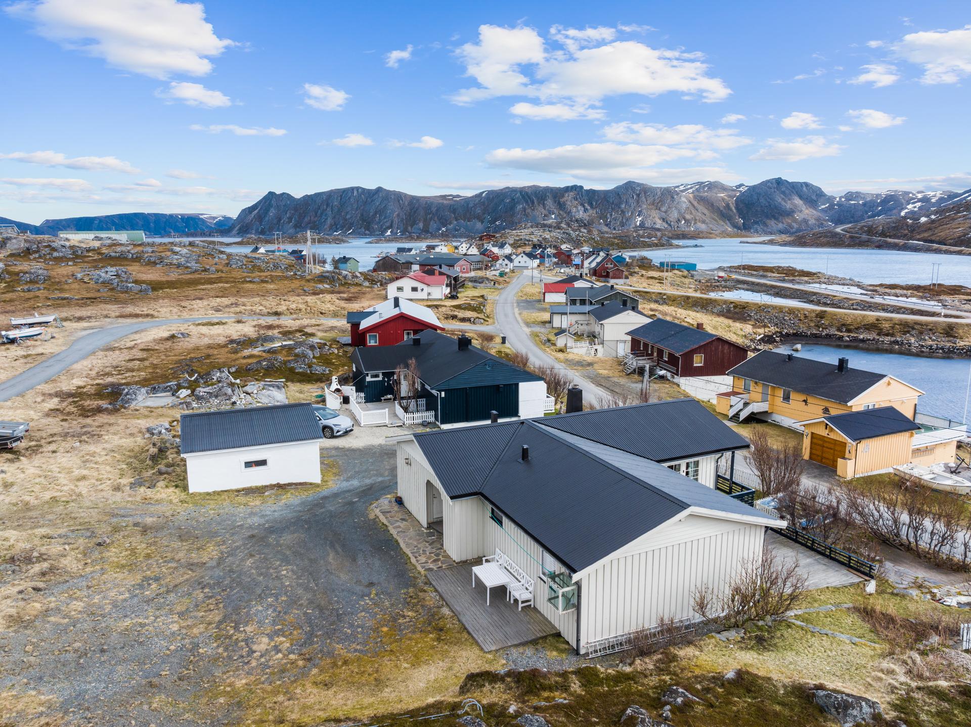 Enebolig fra 1978 med alt på ett plan, garasje og en tomt opparbeidet med plen og treplattinger.. Bilde nummer 3 av 3