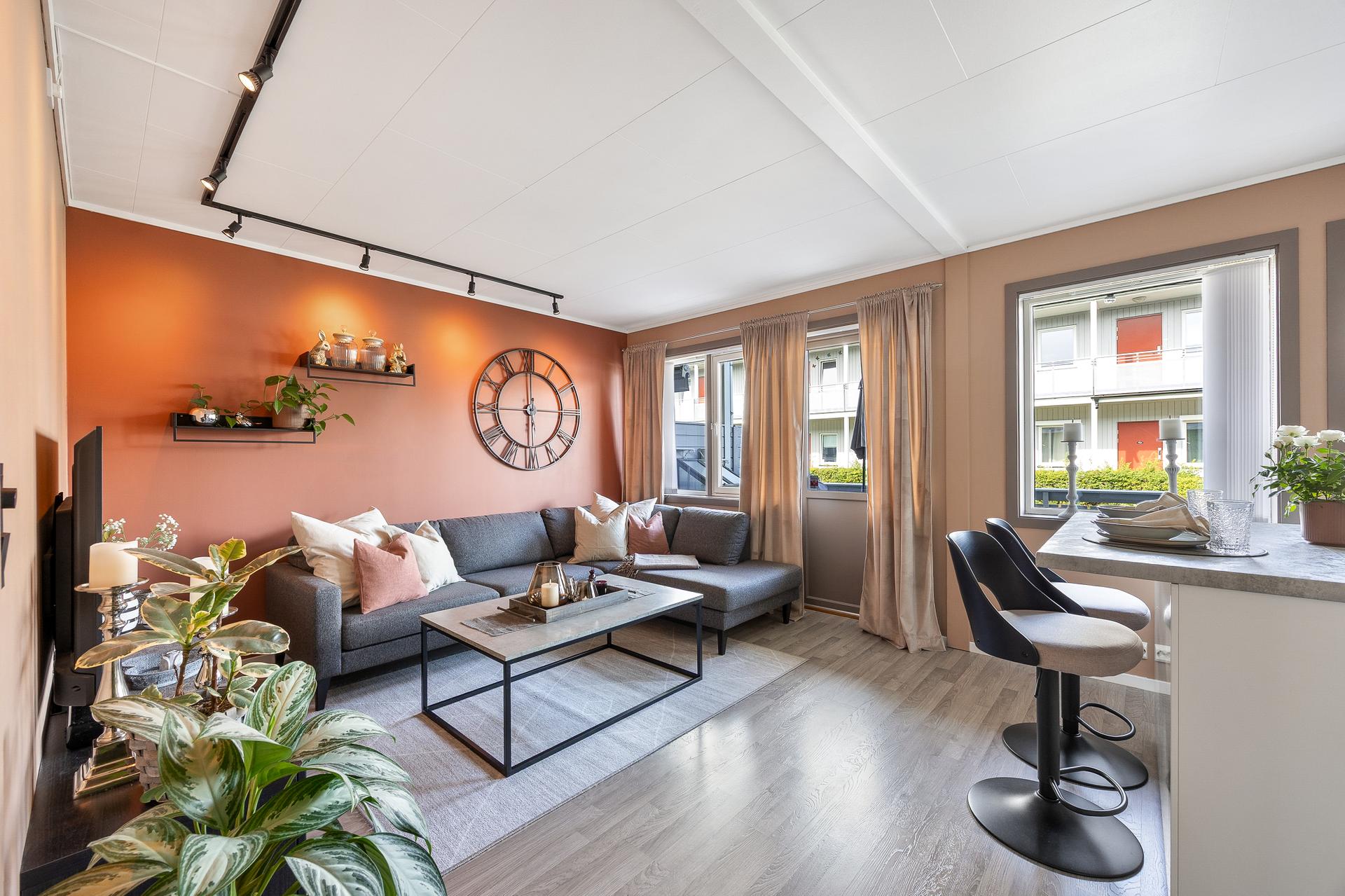 Lys og lettstelt 2-roms andelsleilighet med en stor terrasse og carportplass med elbillader.. Bilde nummer 2 av 3