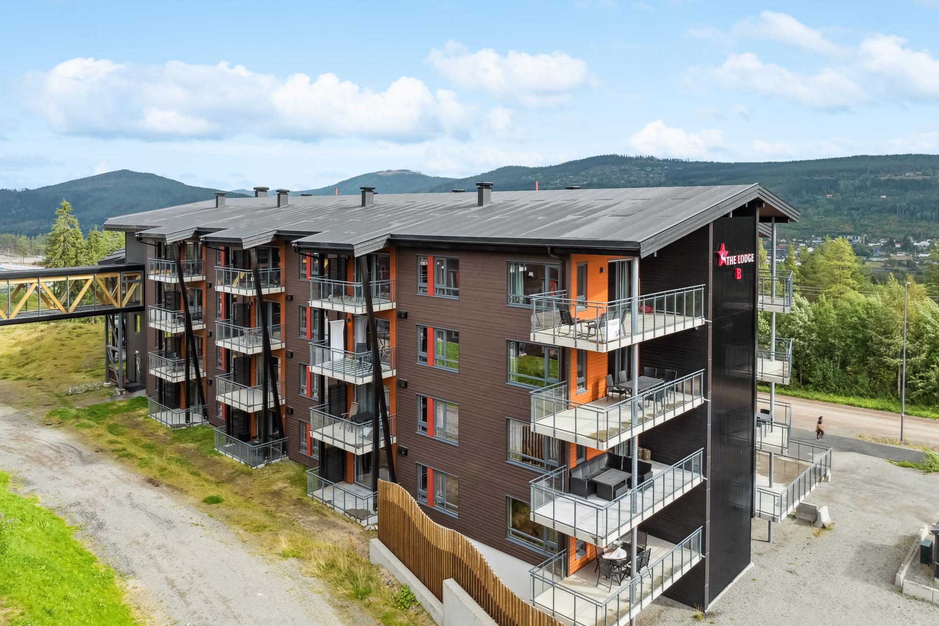 Leiligheten har vestvendt balkong. Skiløype på veien foran bygget om vinteren.. Bilde nummer 2 av 3