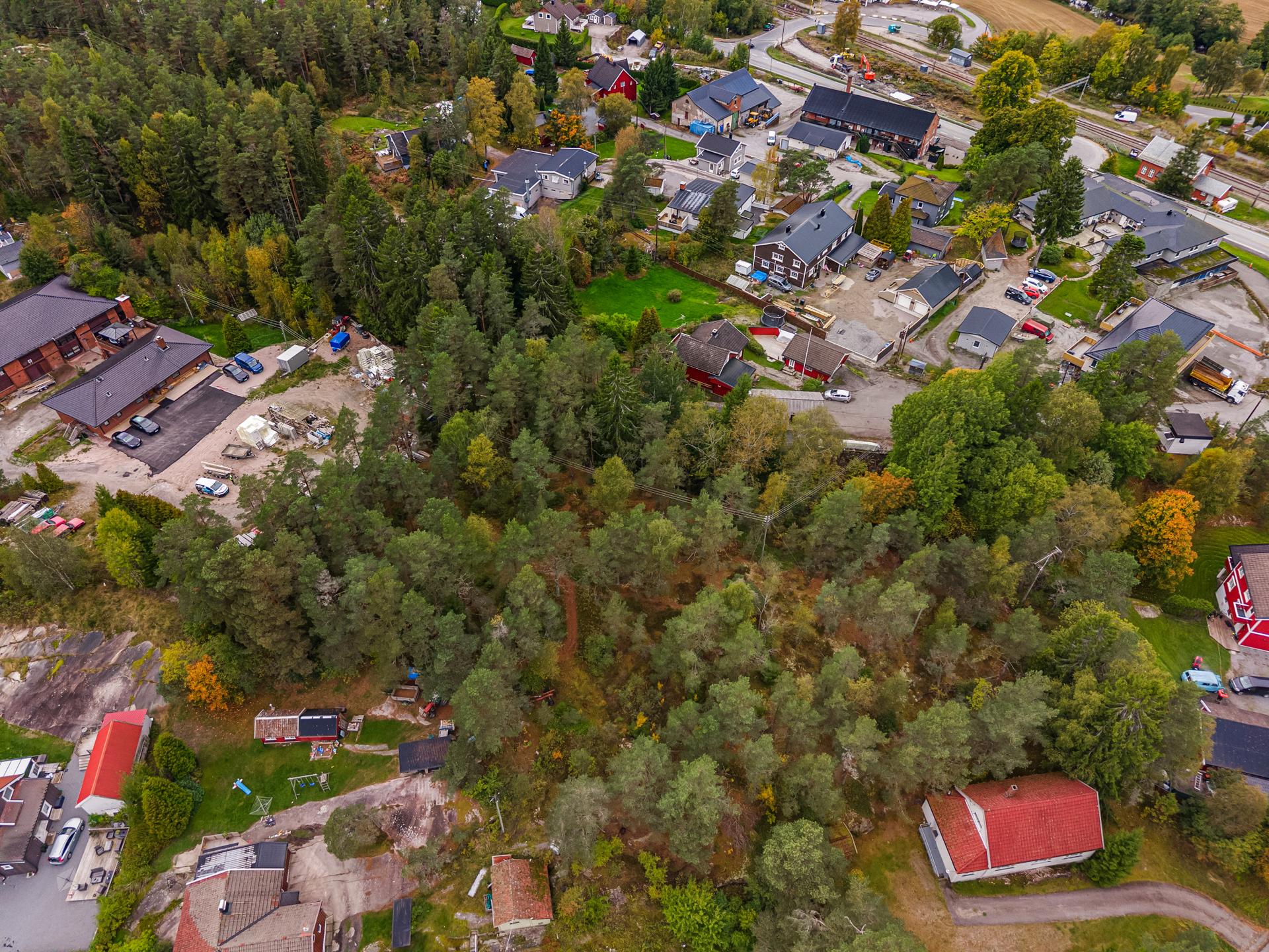 Ubebygd eiertomt med naturskjønn beliggenhet i et etablert boligområde.. Bilde nummer 2 av 3