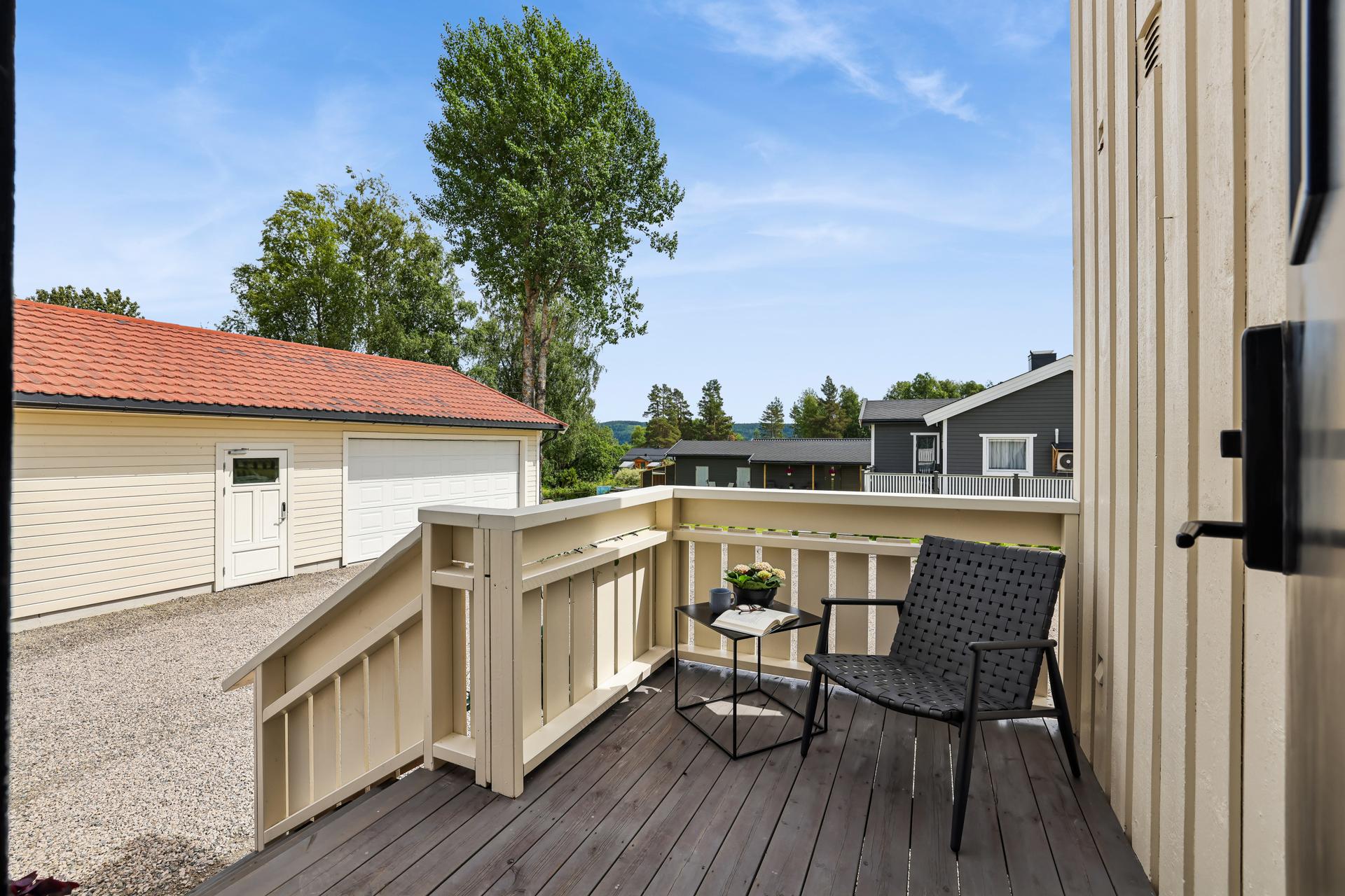 Koselig terrasse tilknyttet inngangspartiet.. Bilde nummer 2 av 3